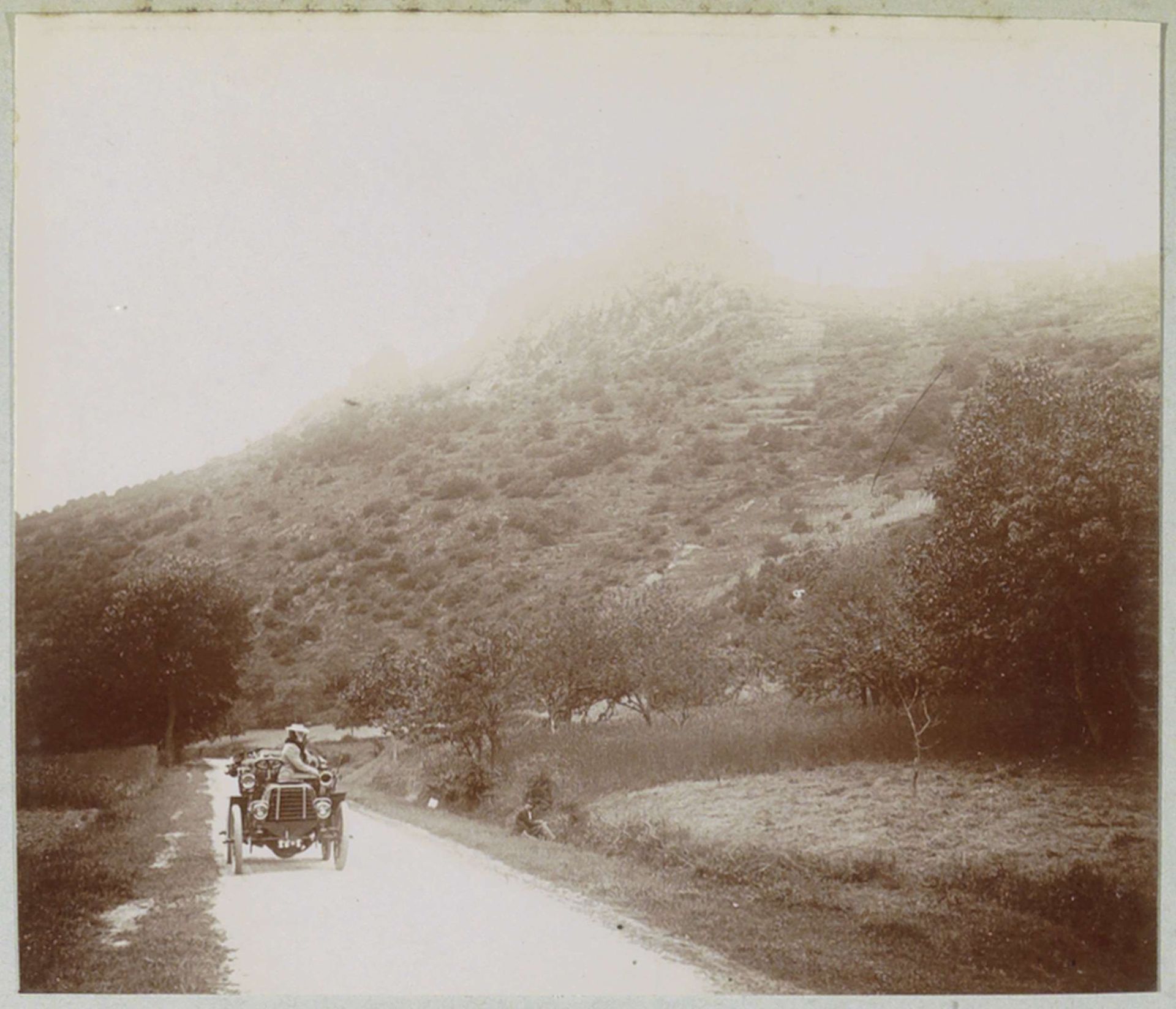 Vrouw in een automobiel op een landweg, vermoedelijk in de Auvergne by Delizy