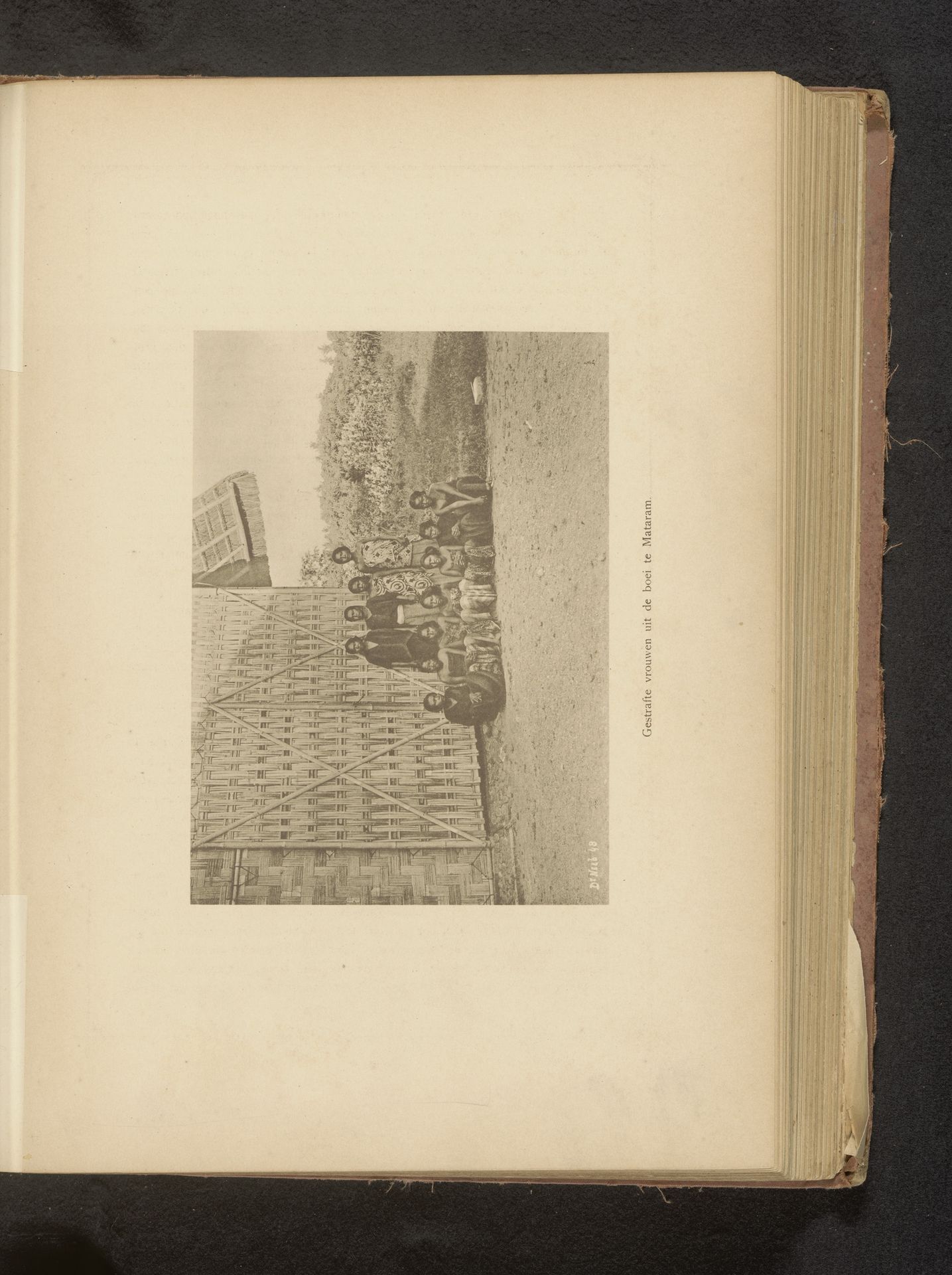 Groepsportret van onbekende vrouwen voor een gebouw by Christiaan Johan Neeb