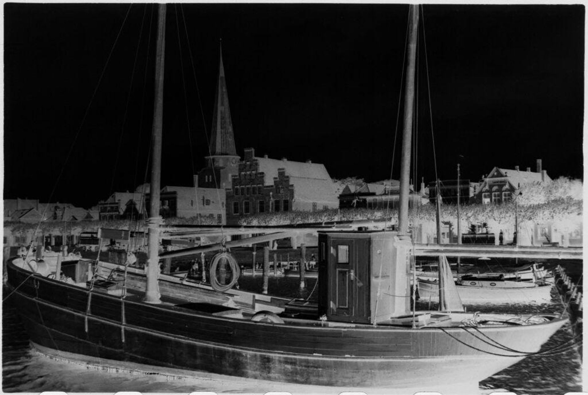 [Beached boat near LÃ¼beck] by attributed to Laurence Feininger
