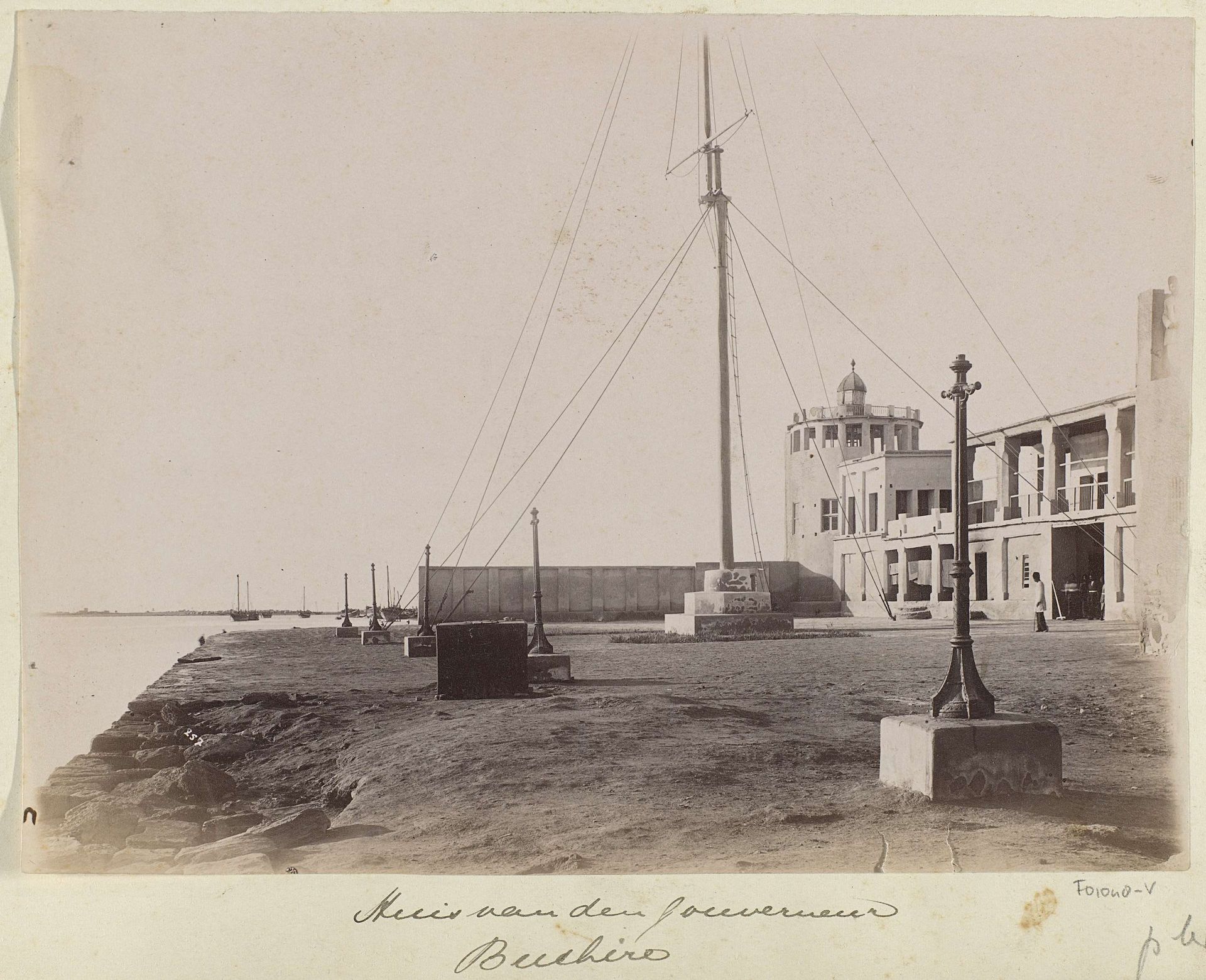 Huis aan het water van de gouverneur in Buchire by Antoine Sevruguin
