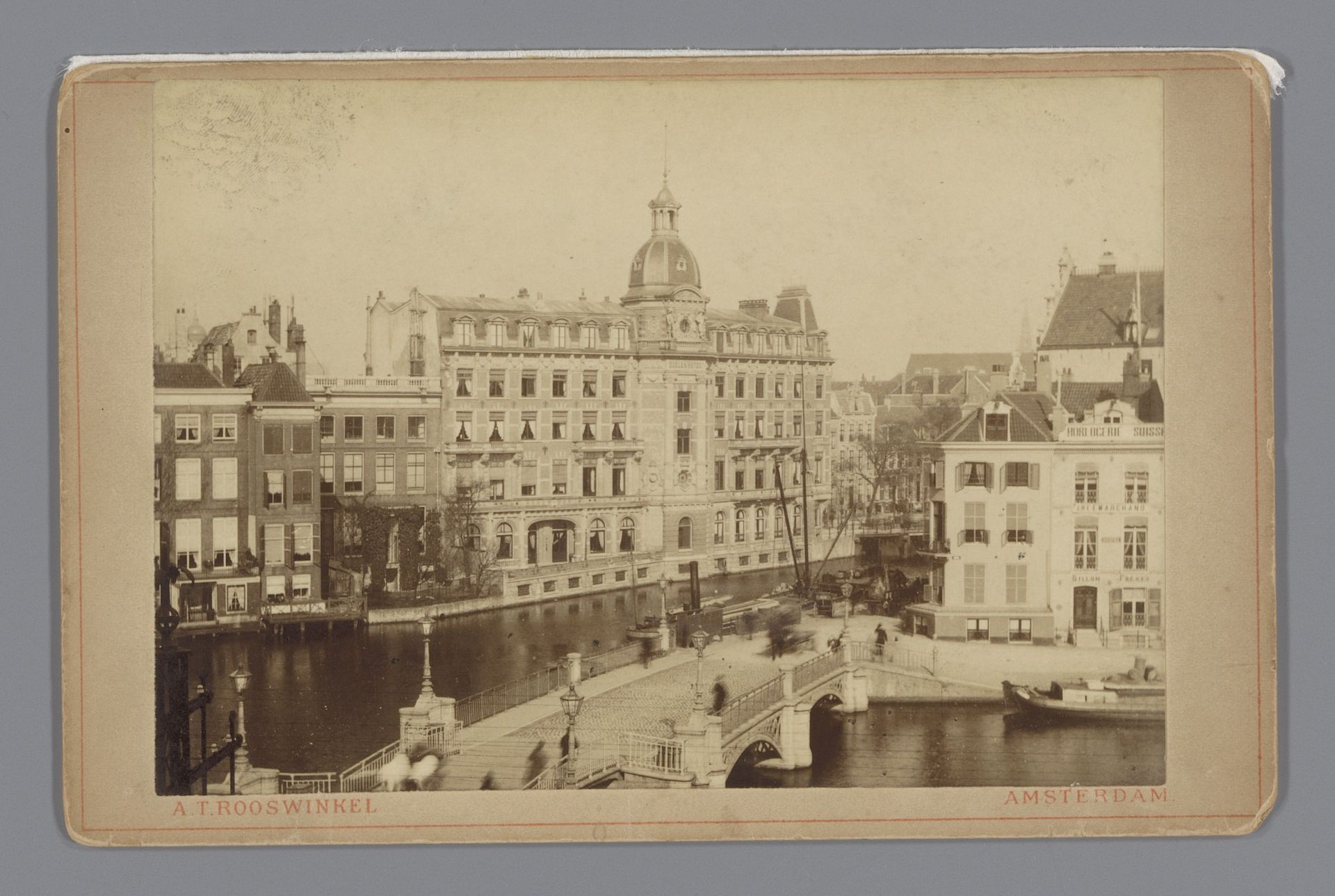 Gezicht op het Doelenhotel met de Amstel te Amsterdam by Andreas Theodorus Rooswinkel