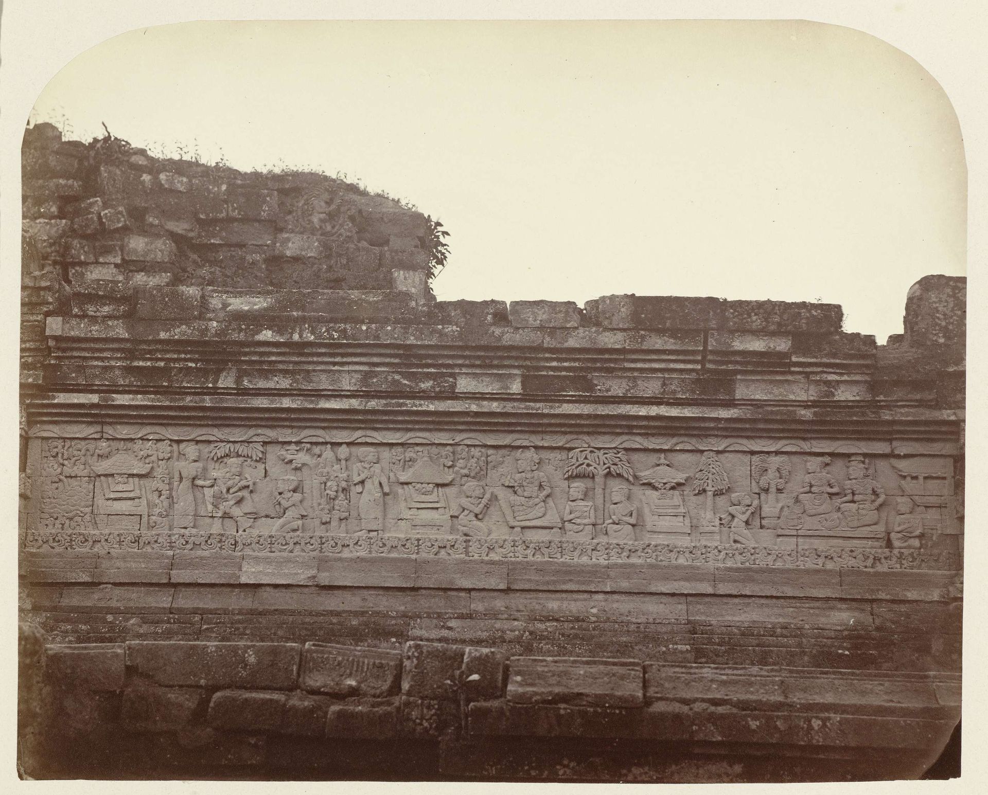 Basreliëf met  Rukmini's bruiloft, afgebeeld aan de zuidzijde in Candi Panataran by Isidore Kinsbergen