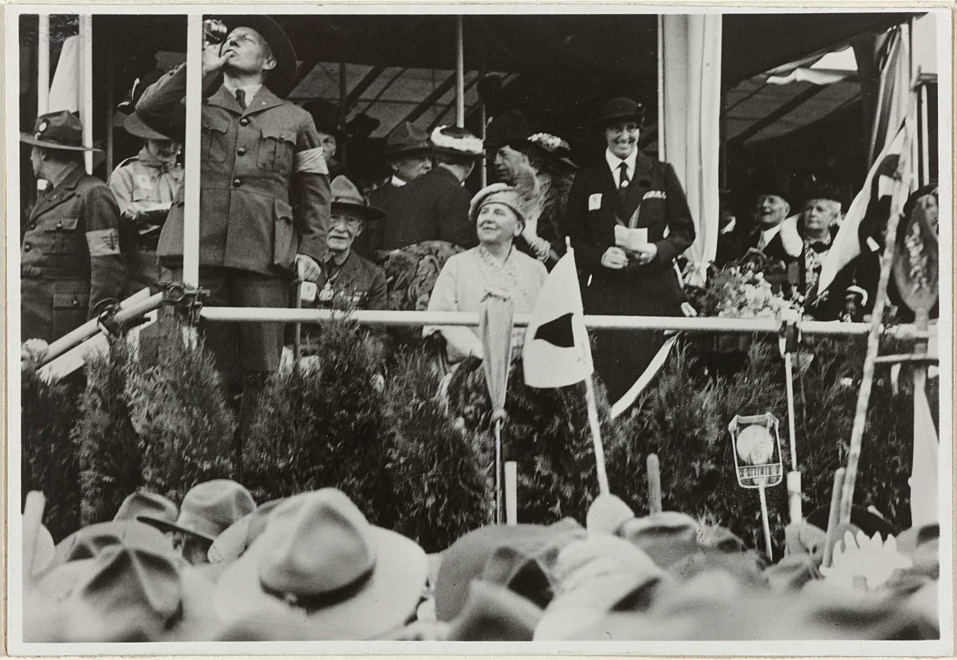 Bezoek van Wilhelmina, koningin der Nederlanden, aan de wereld jamboree op 31 juli 1937 by Anonymous