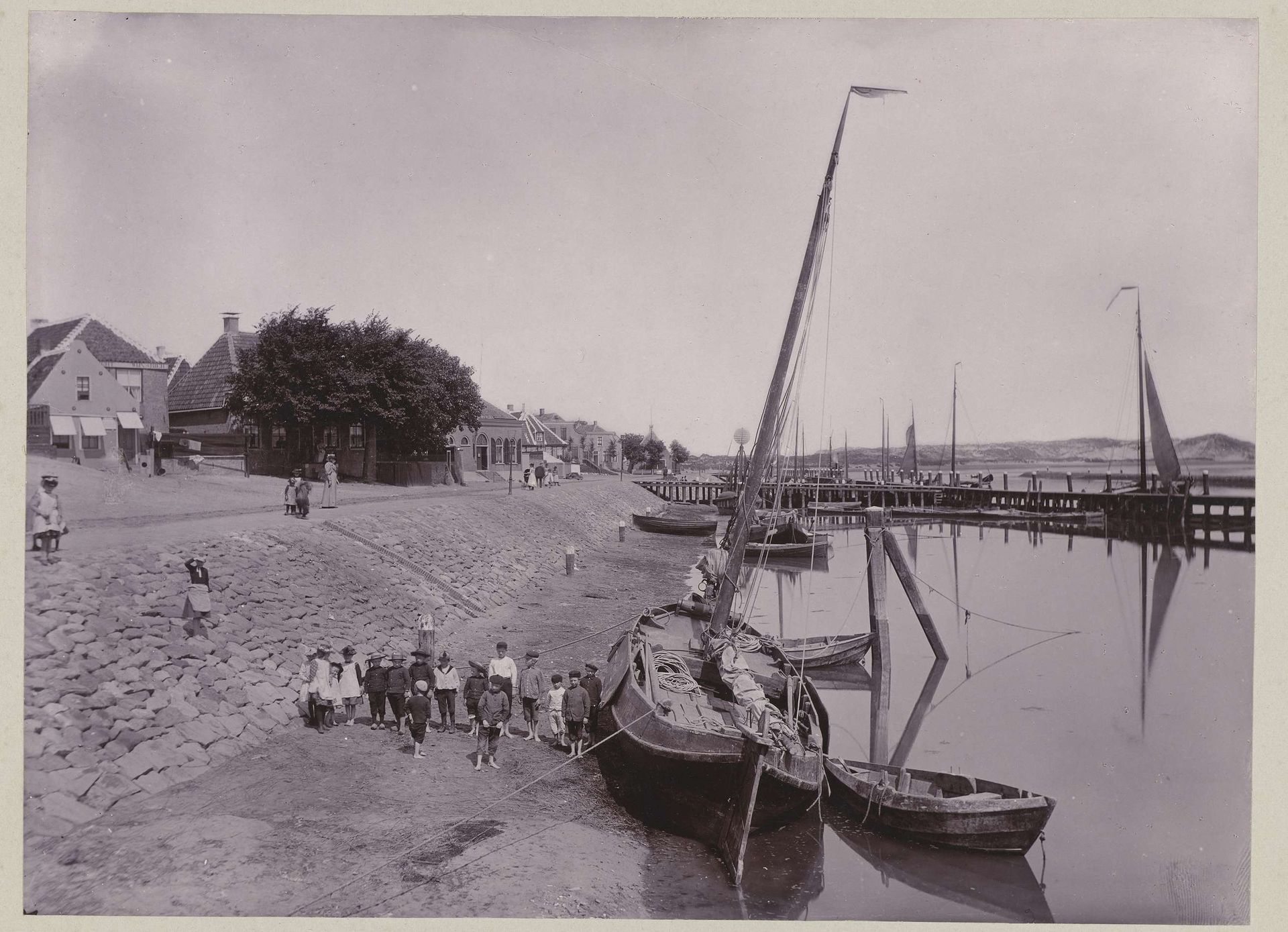 Havengezicht op West-Terschelling by Frits Freerks Fontein Fz.