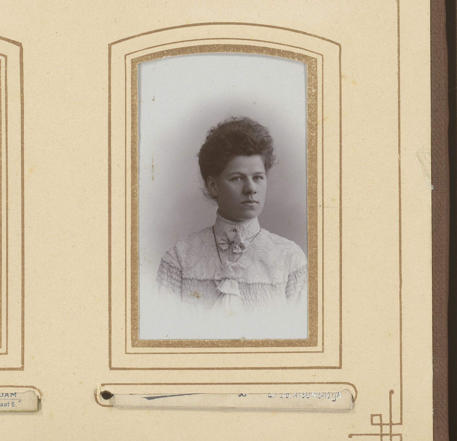 Portret van een jonge vrouw by Machiel Hendricus Laddé