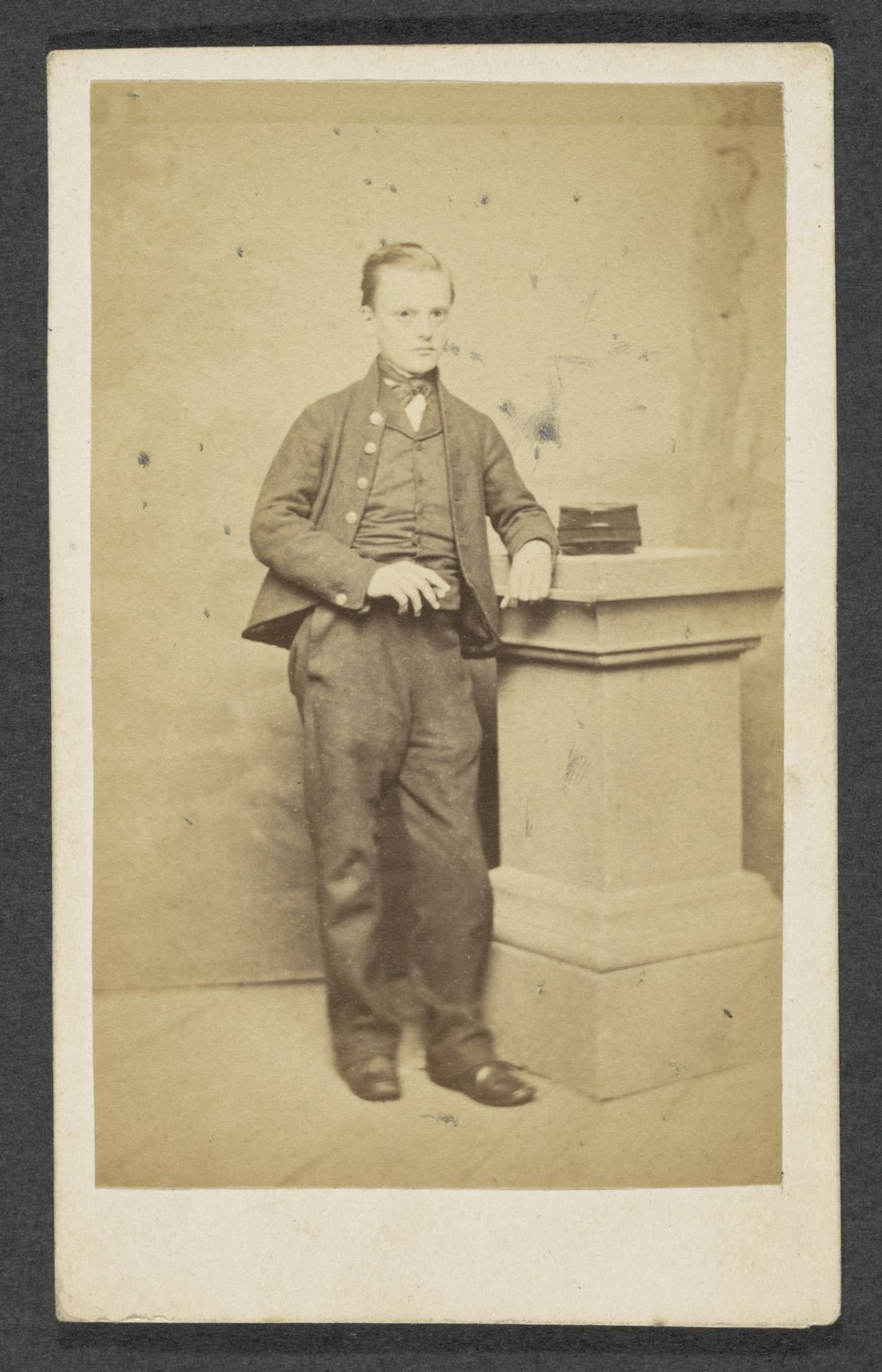 Portret van een onbekende jonge man uit de familie Marmelstein by Engelsch Photographisch Etablissement