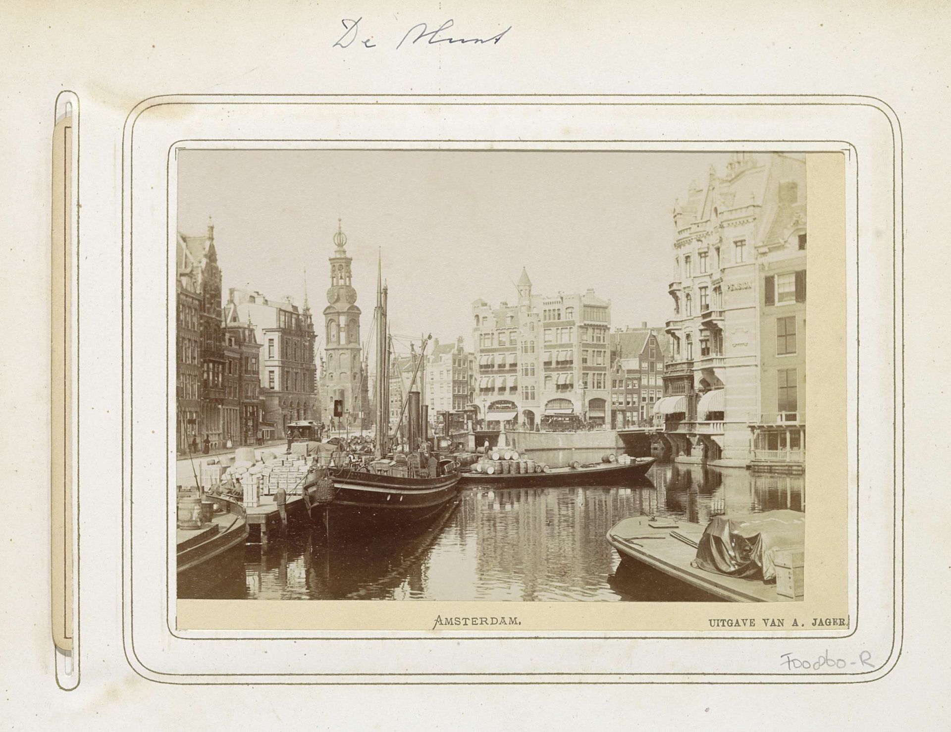 Gezicht op vrachtboten op de Amstel met op de achtergrond de Munttoren by Anonymous