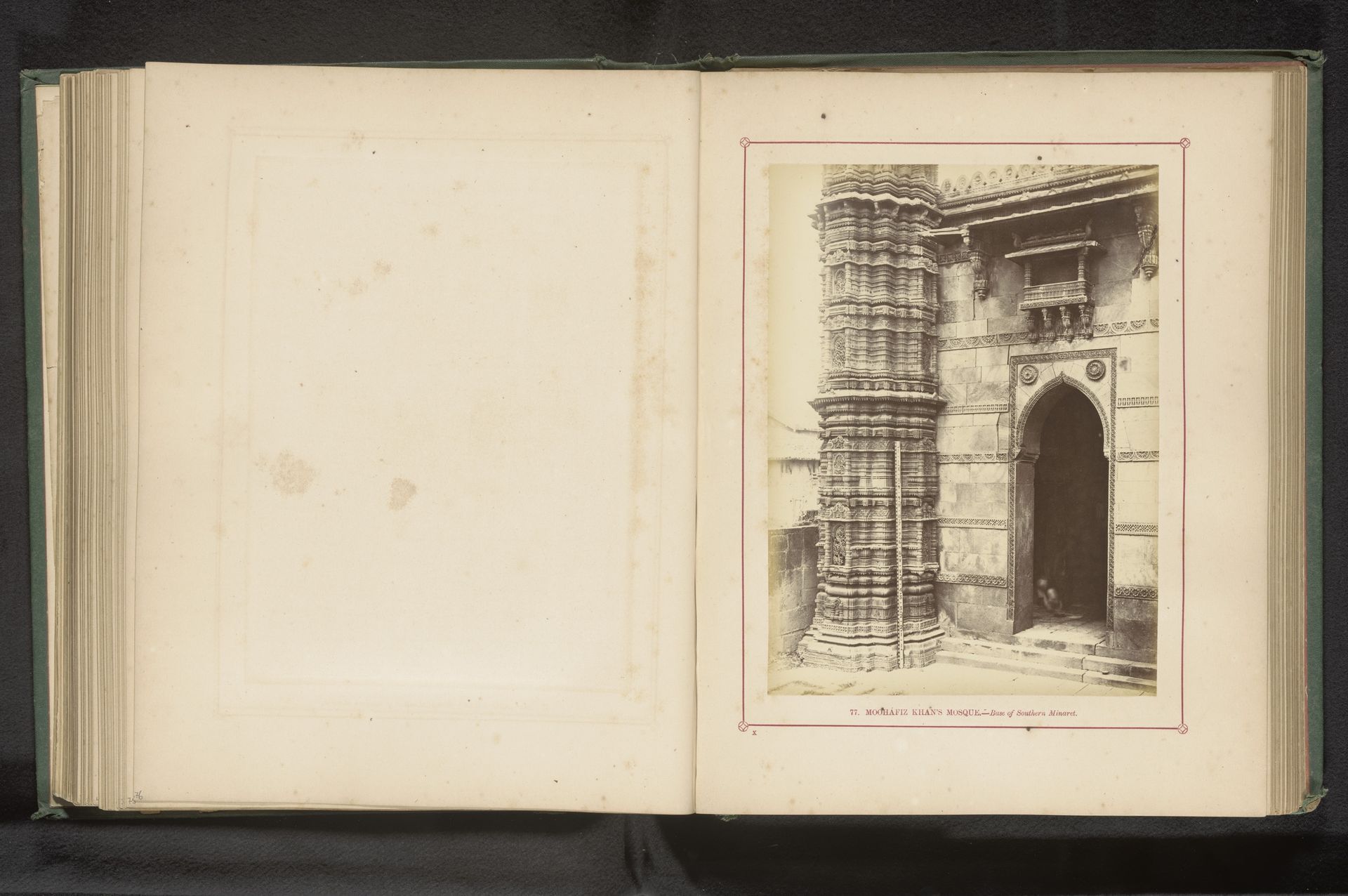 Decoratie van het basement van een minaret van de Muhafiz Khan-moskee in Ahmedabad by Thomas Biggs