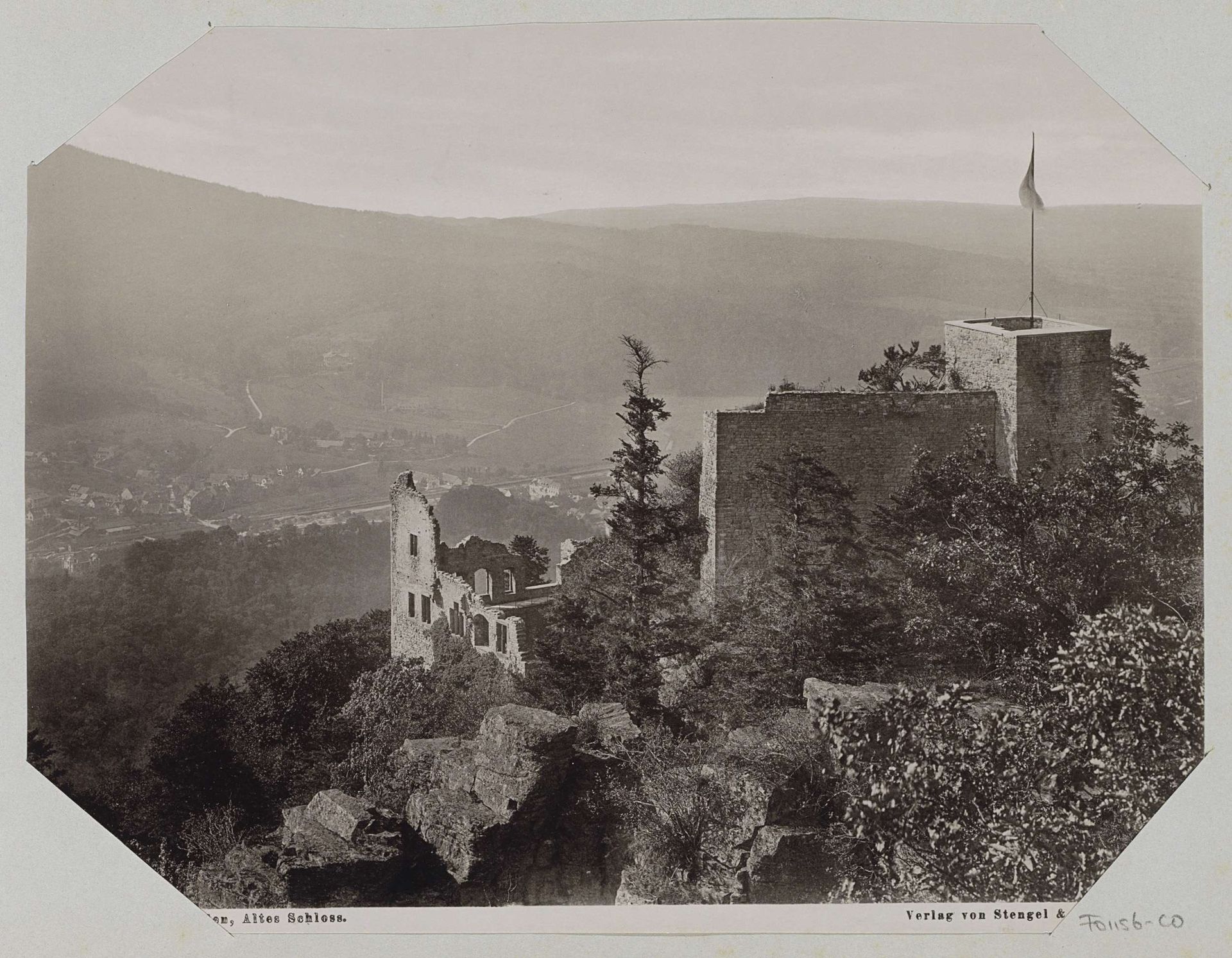 Gezicht op het slot Hohenbaden te Baden-Baden by Stengel & Co.