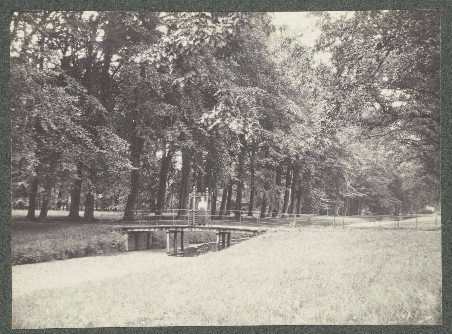 Vrouw op een brug in de tuin van Landgoed De Paauw by Geldolph Adriaan Kessler