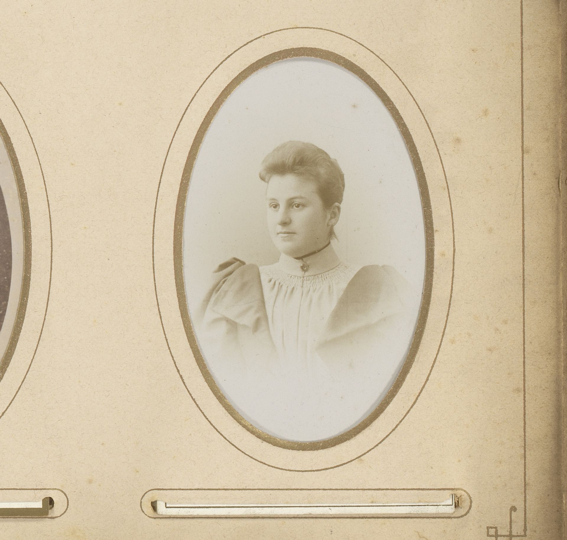 Portret van een vrouw by Albert Greiner