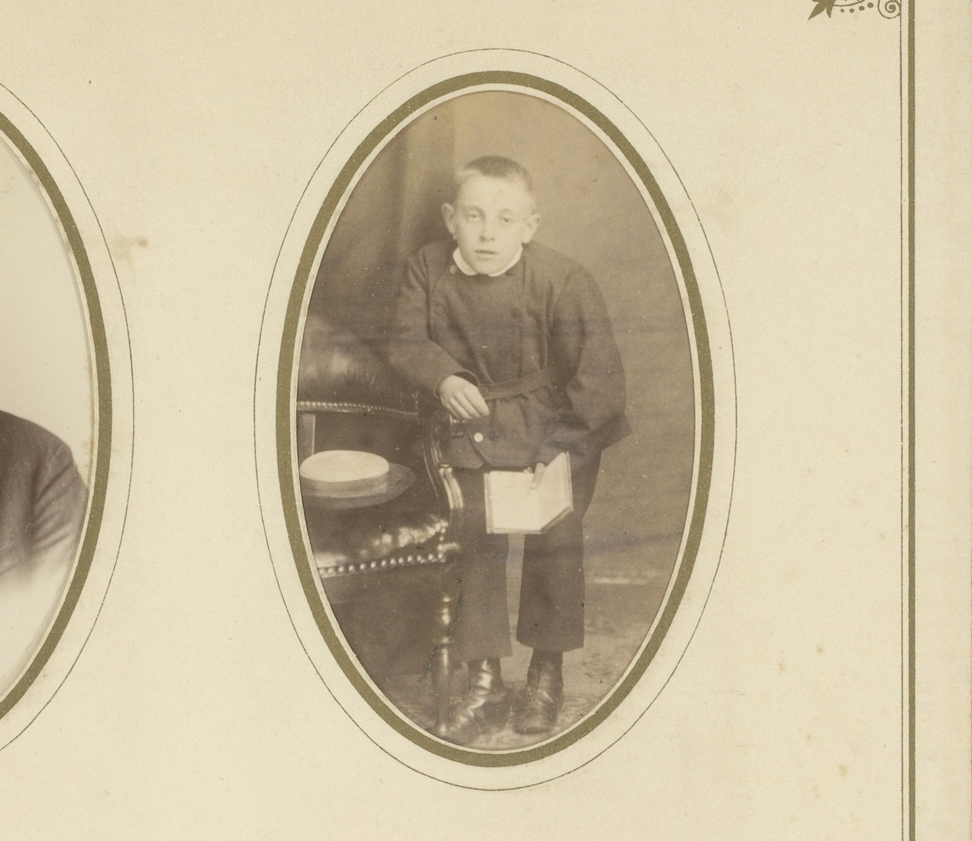 Portret van een jongen met open boek in de hand, staand bij een stoel by J.J.D. van Geuns