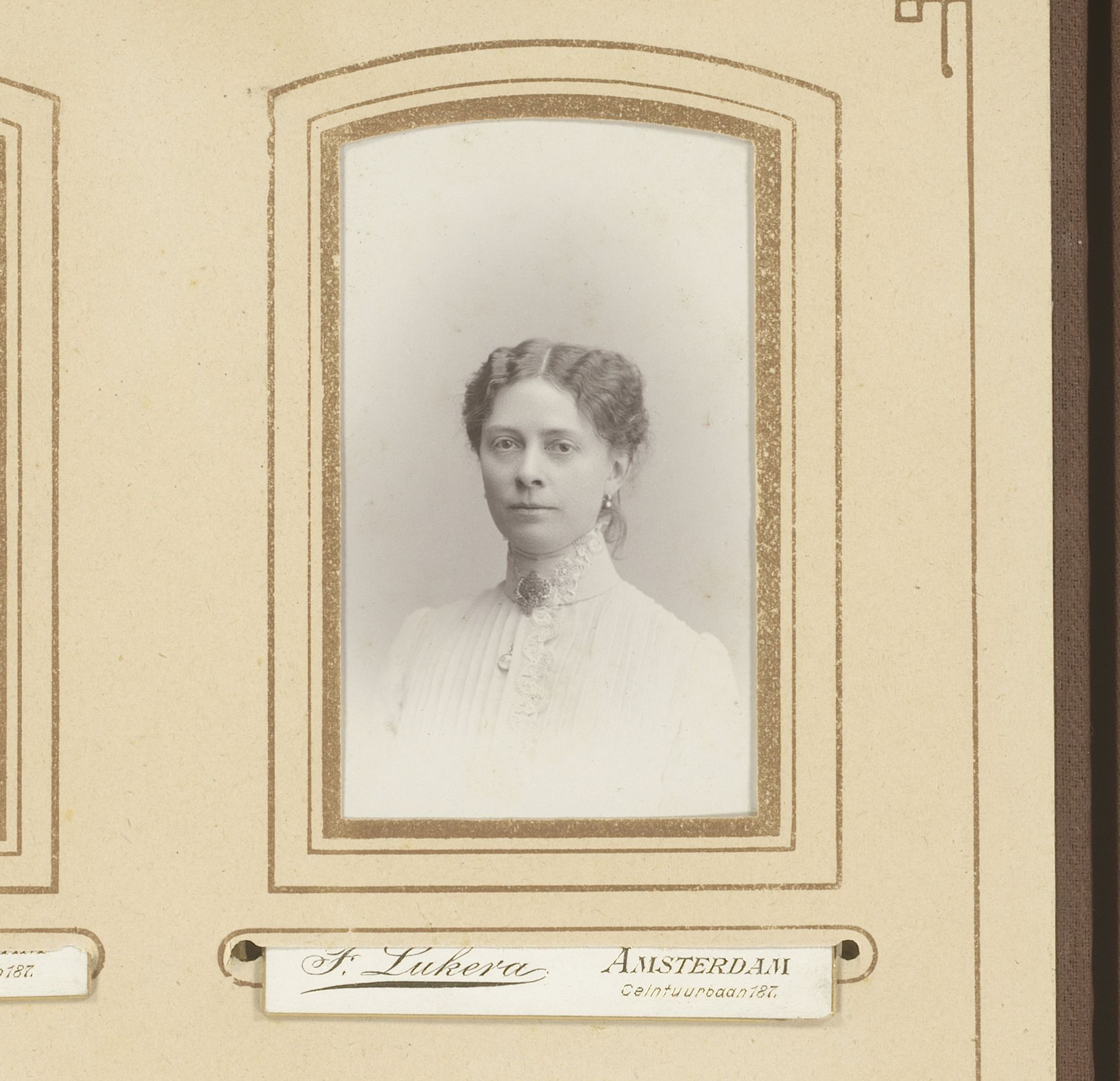 Portret van een vrouw by Franciscus G. Lukera
