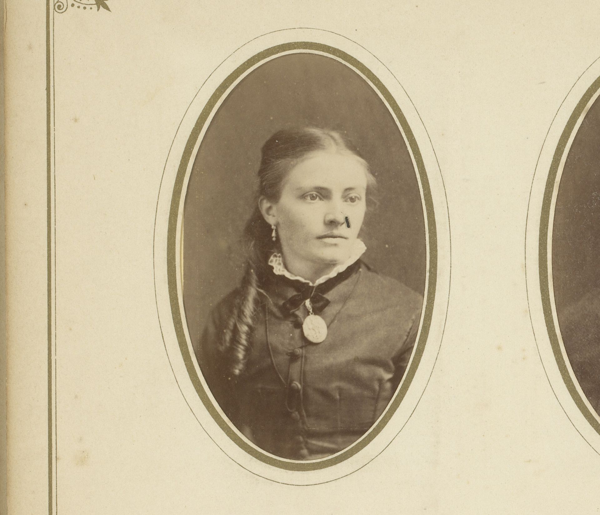 Portret van een vrouw met pijpenkrullen en halsketting met medaillon by Benjamin Sanders