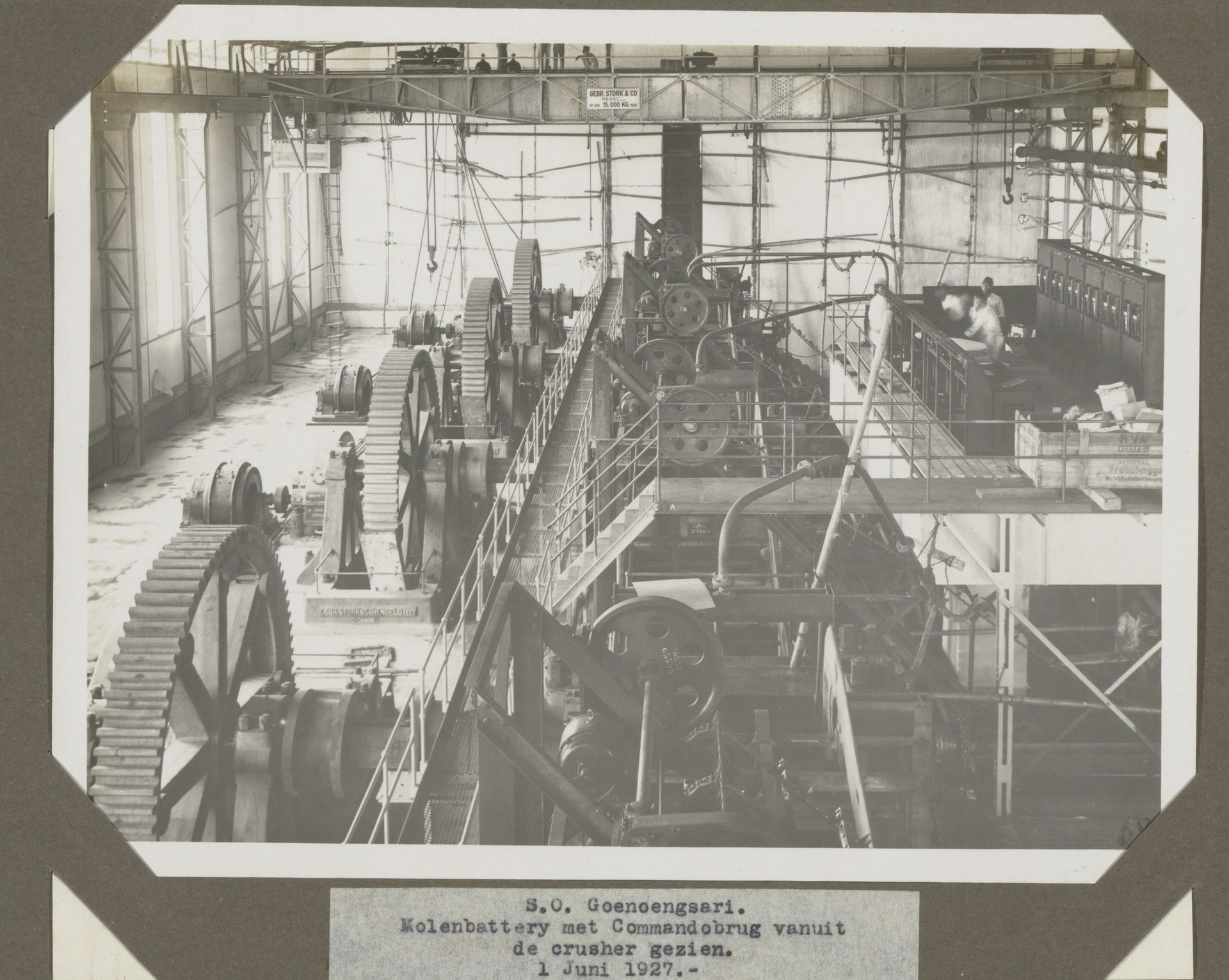 S.O. Goenoengsari. Molenbattery met Commandobrug vanuit de crusher gezien. 1 Juni 1927. by Anonymous