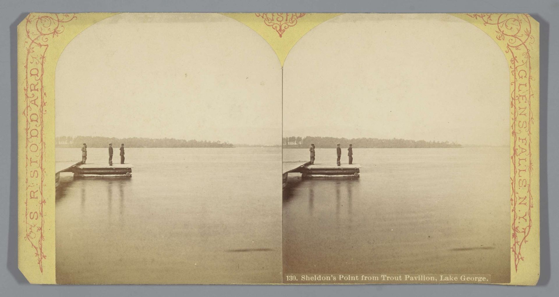 Drie mannen op Sheldon Point kijken uit over Lake George, gezien vanaf Trout Pavillion by Seneca Ray Stoddard