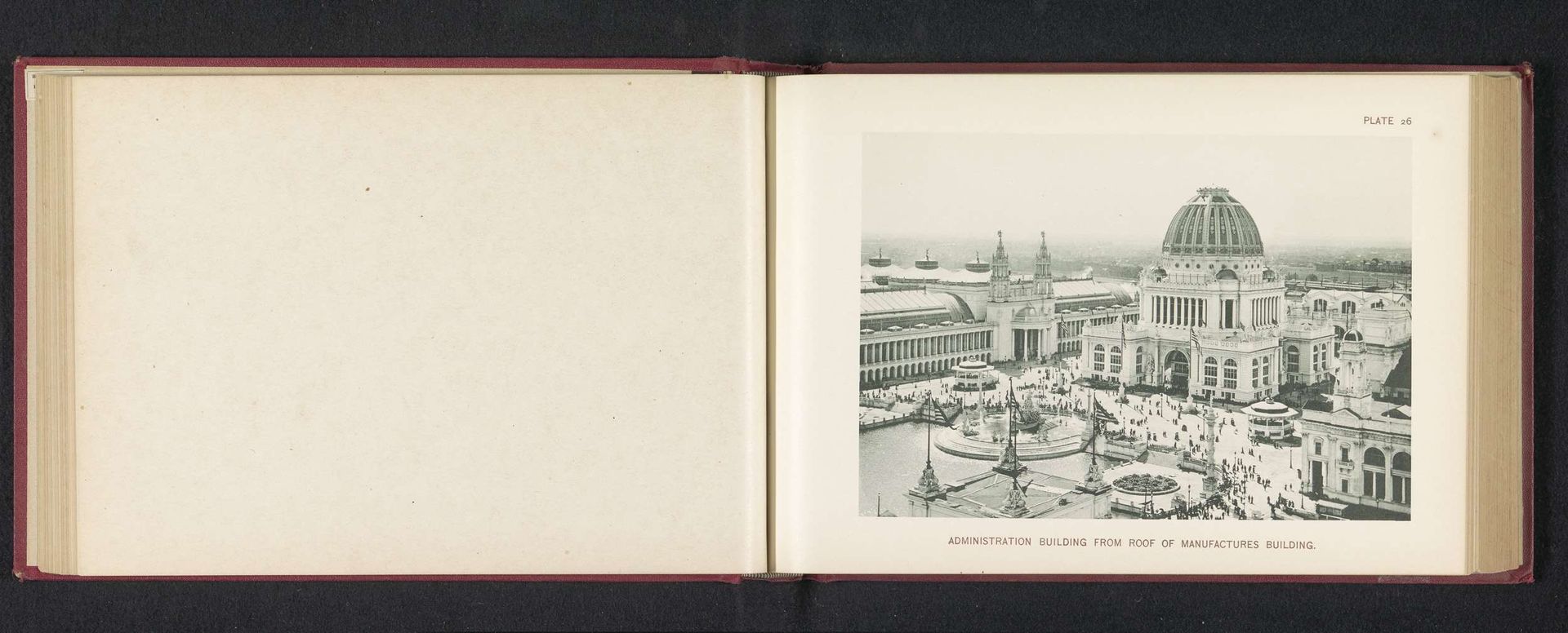 Gezicht op het administratiegebouw, ontworpen door Richard Morris Hunt op de World's Columbian Exposition in Chicago in 1893 by Charles Dudley Arnold