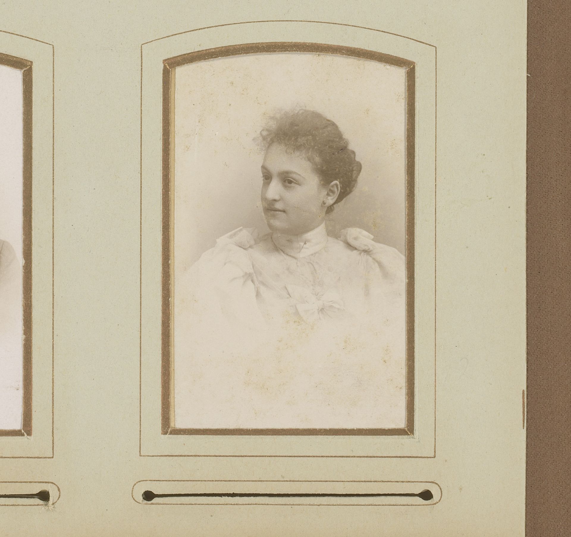 Portret van een vrouw in witte jurk by Johannes Leonardus van der Heijden
