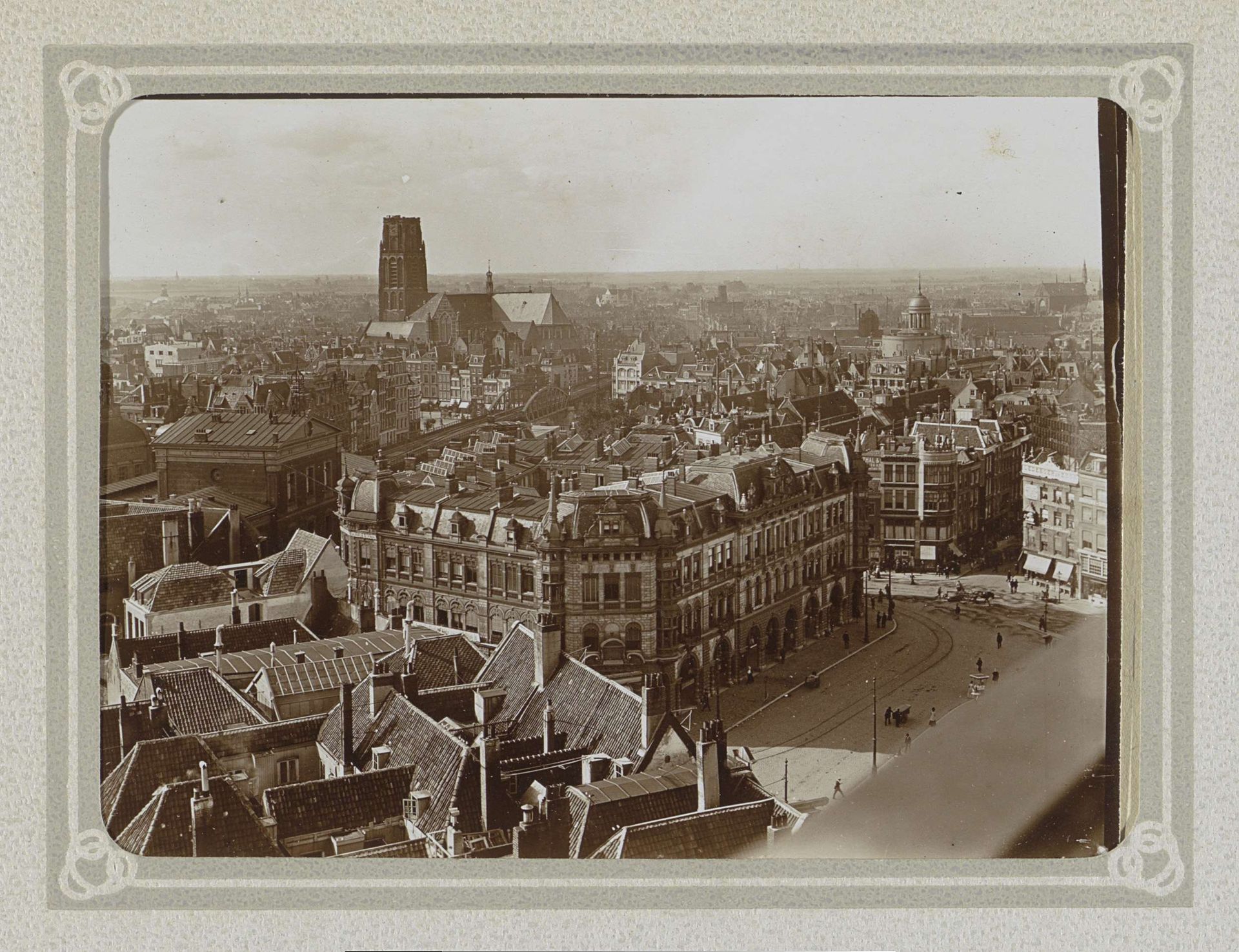 Gezicht op een huizenblok in Rotterdam, op de achtergrond de Laurenskerk by Folkert Idzes de Jong