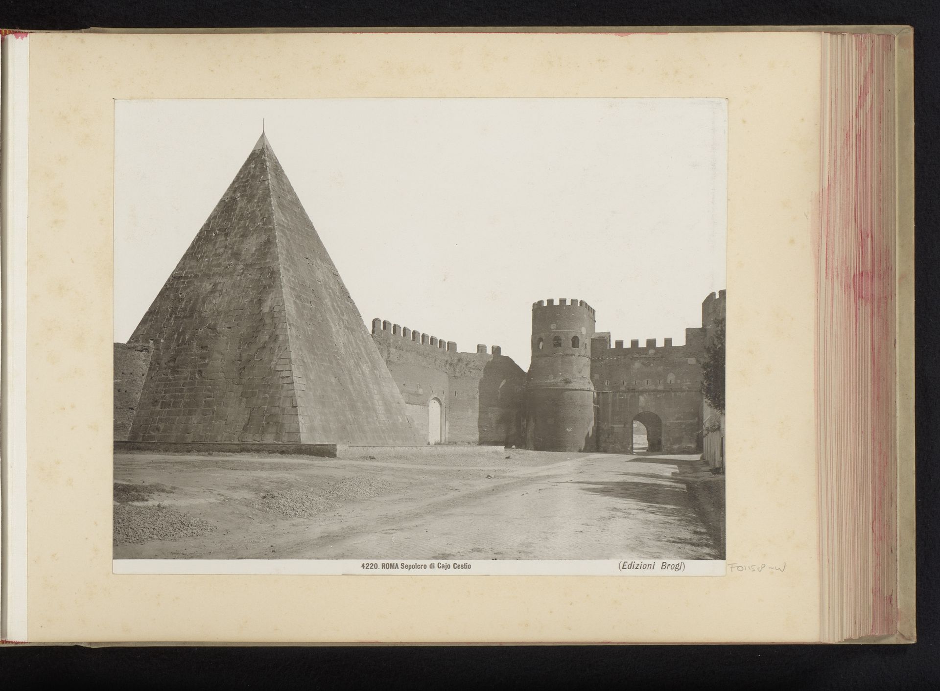 Piramide van Cestius en de Porta San Paolo te Rome by Edizione Brogi