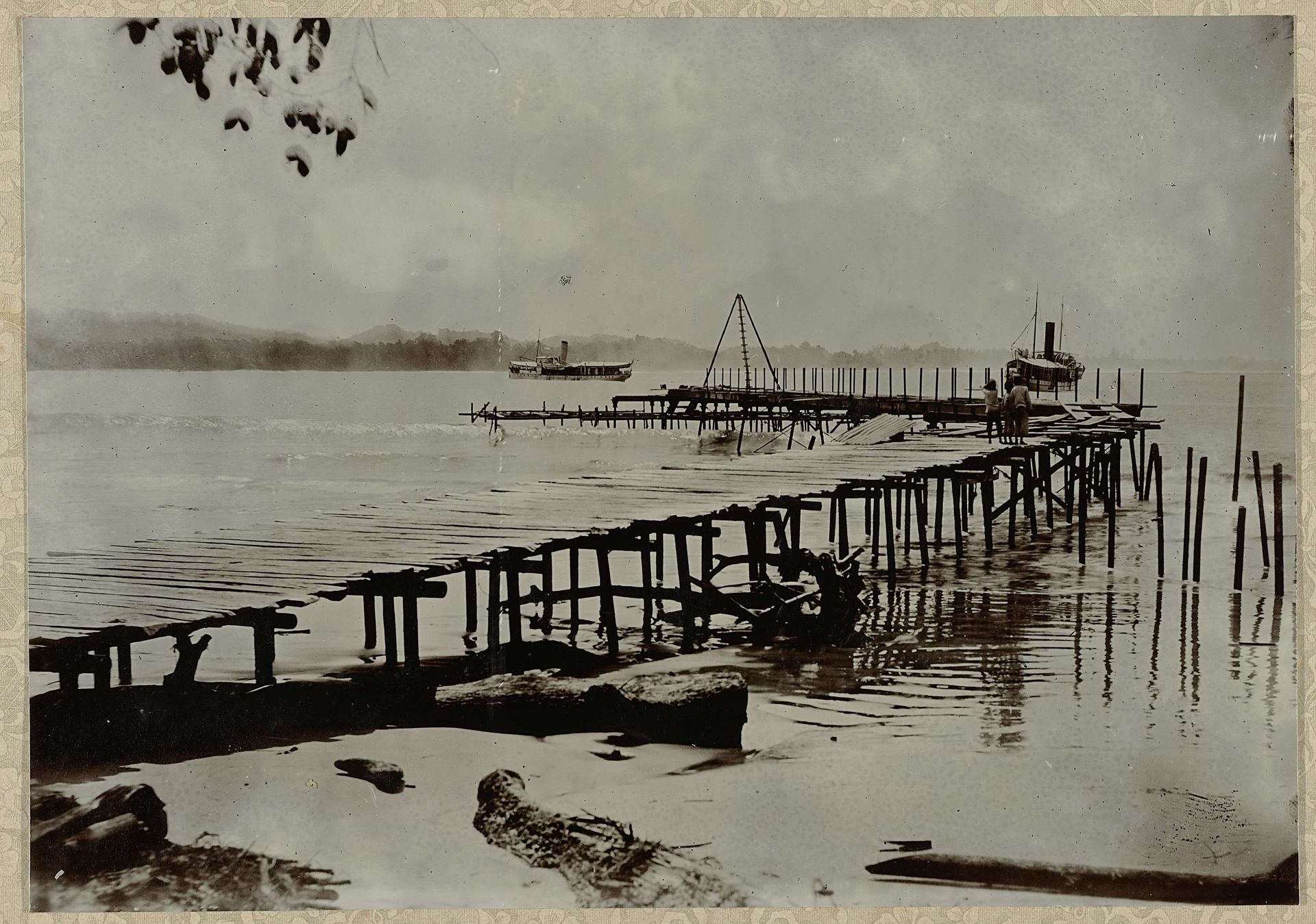 Steiger en boten op het meer Danau Lauttawar by Anonymous