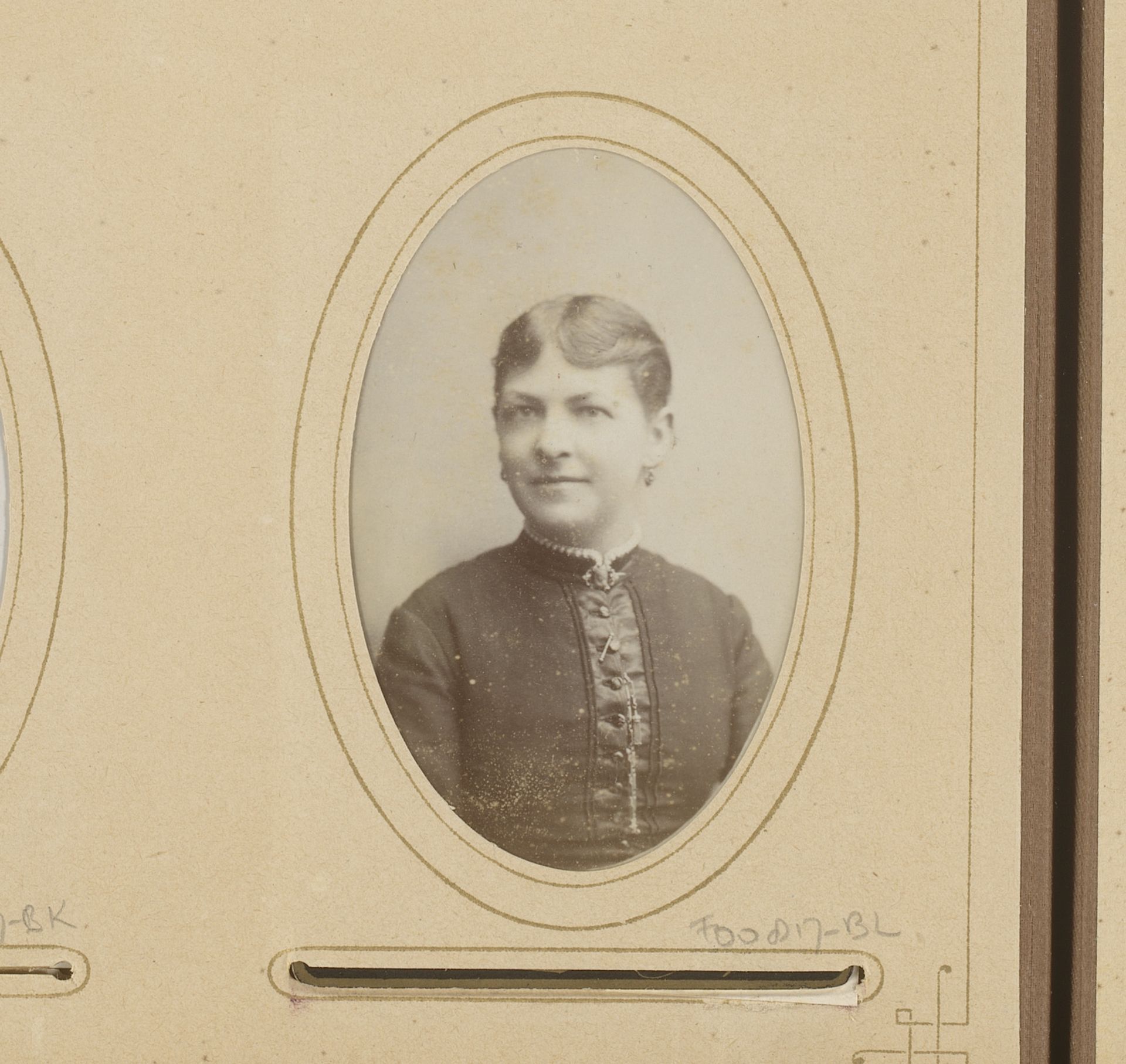 Portret van een vrouw by J.W. Wentzel