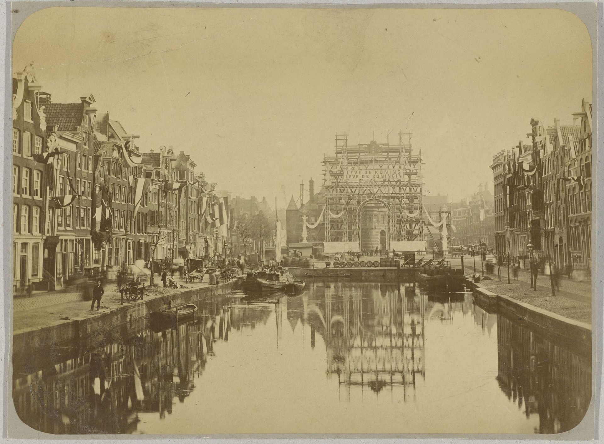 Decoratie bij de  Nieuwmarkt/Kloveniersburgwal voor de ontvangst van Willem III en Emma in Amsterdam by Albert Greiner