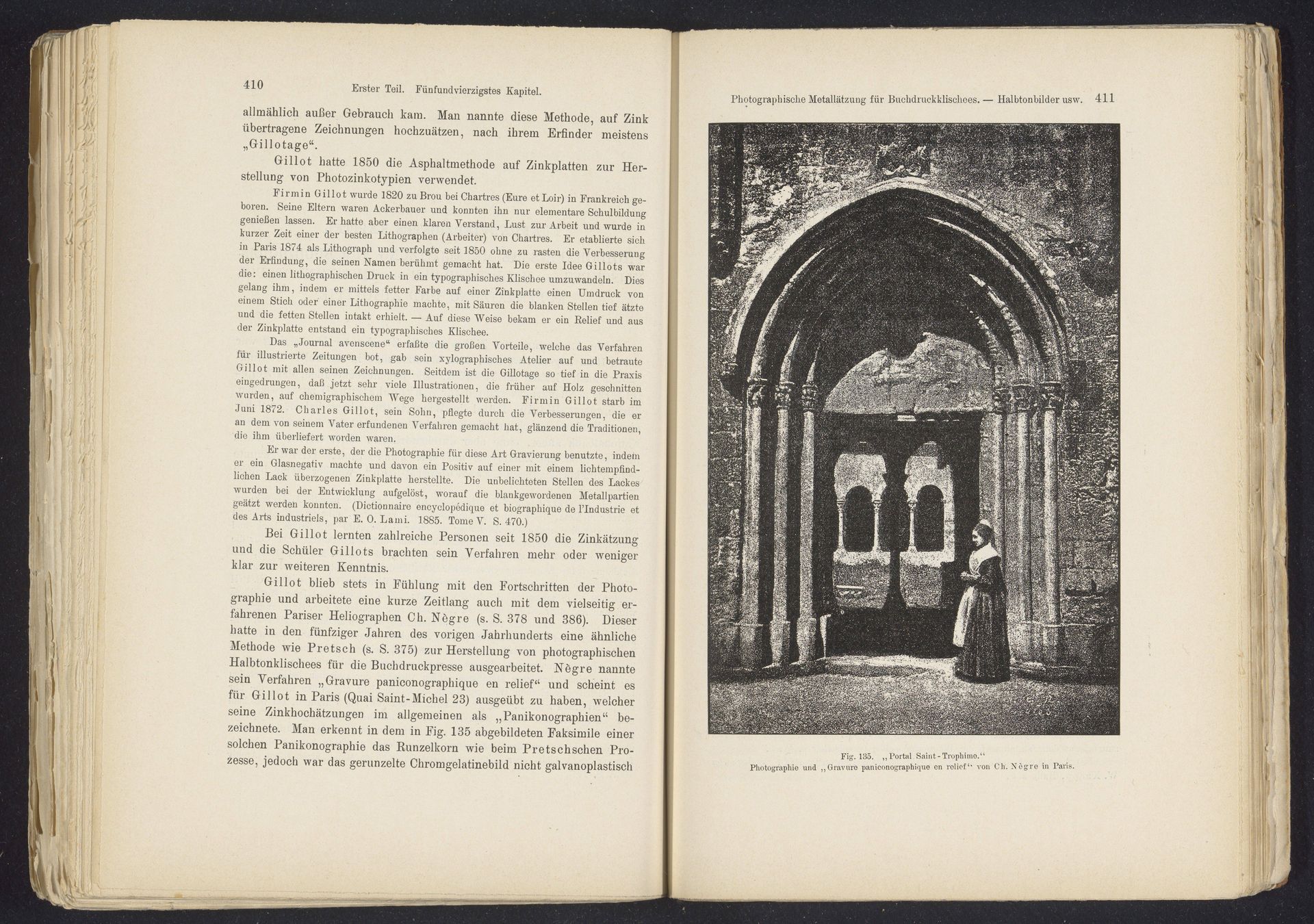 Vrouw voor een portaal van de Cathédrale Saint-Trophime te Arles by Charles Nègre