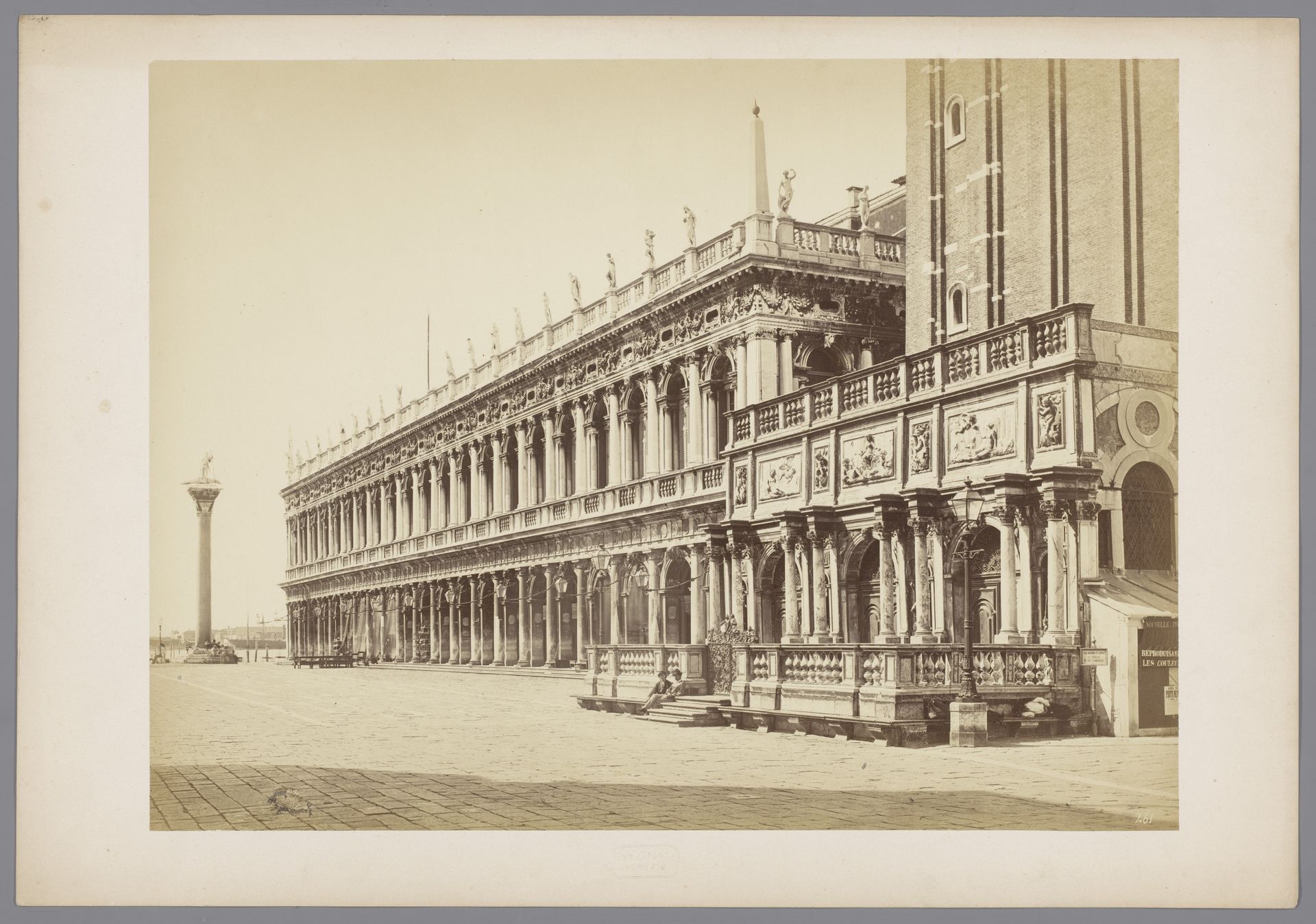 Gezicht op de Logetta del Sansovino en de Biblioteca Marciana te Venetië, Italië by Carlo Ponti