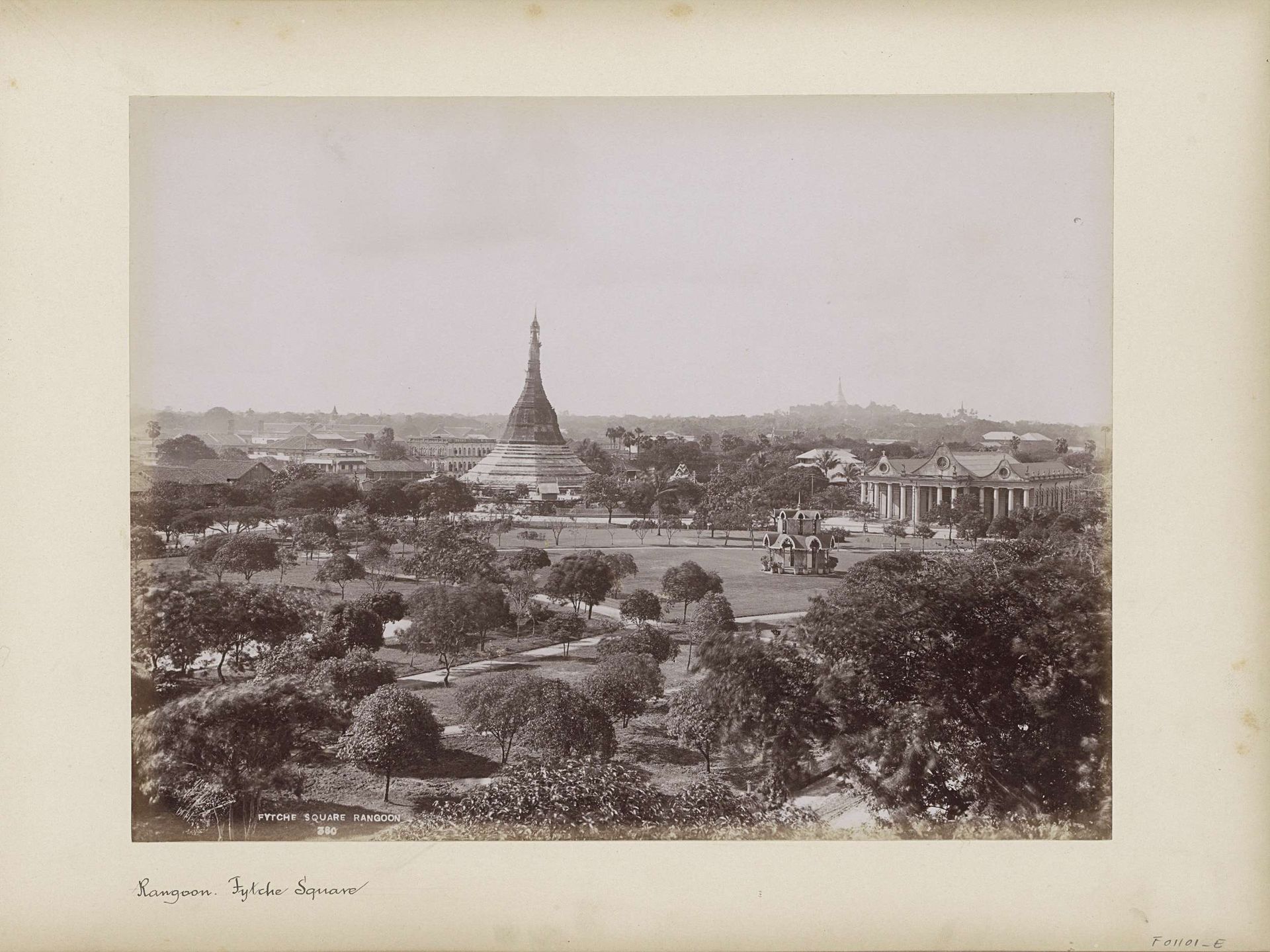 Gezicht op Fytche Square in Rangoon met in het midden de Sulepagode by P. Klier