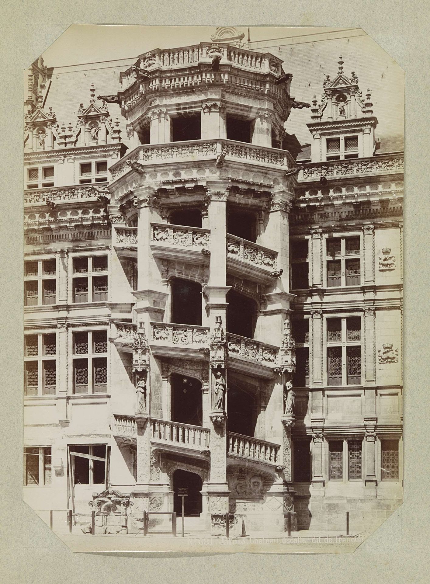 Exterieur van het trappenhuis van het kasteel van Blois by Médéric Mieusement