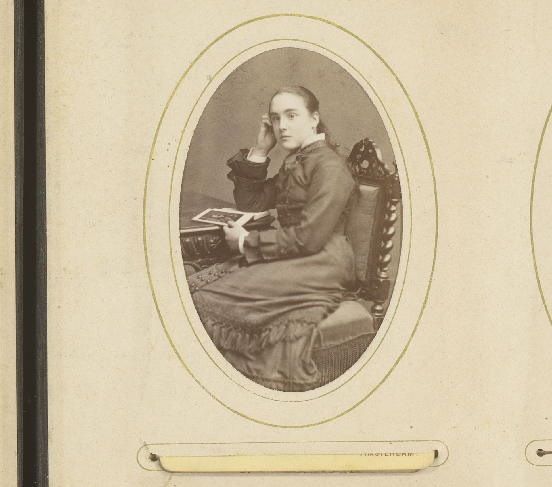 Portret van een meisje, zittend aan een tafel met opengeslagen boek by Christian Theodor Kirch