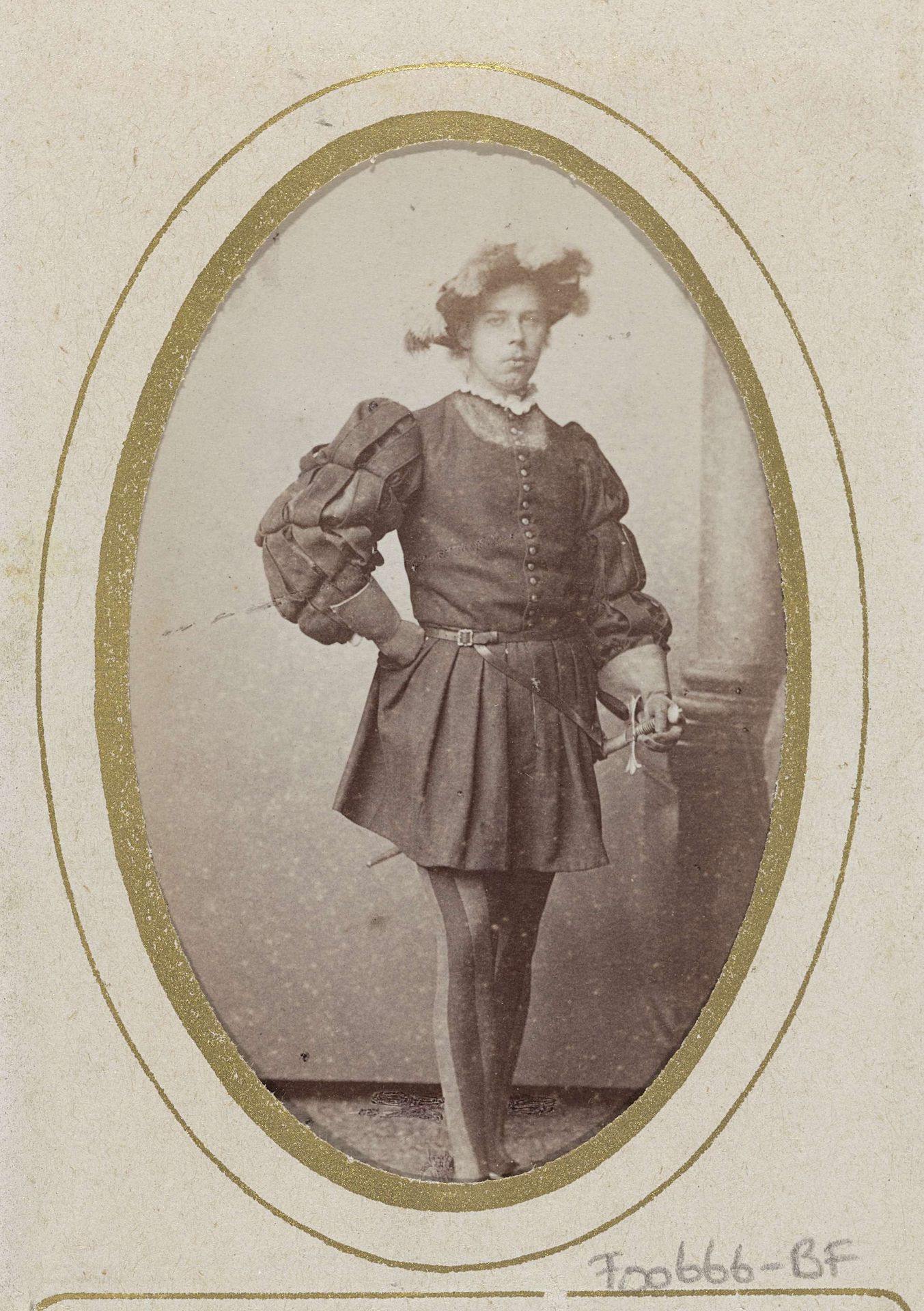 Portret van een jonge man in kostuum met degen, aangeduid als J.J. Bergsma by Jan Goedeljee