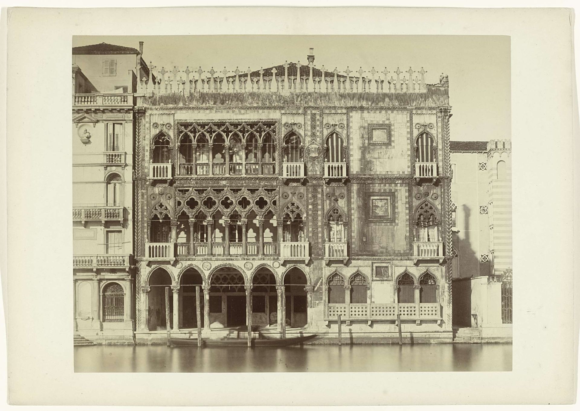 Façade van het Ca' d'Oro aan het Canal Grande te Venetië by Carlo Naya