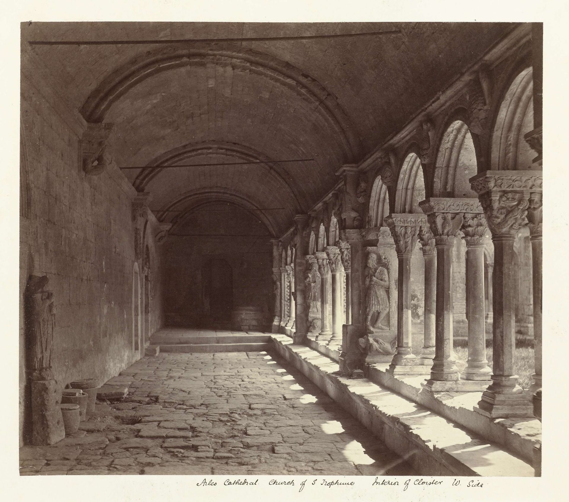 Kloostergang van de Saint-Trophime in Arles by Anonymous