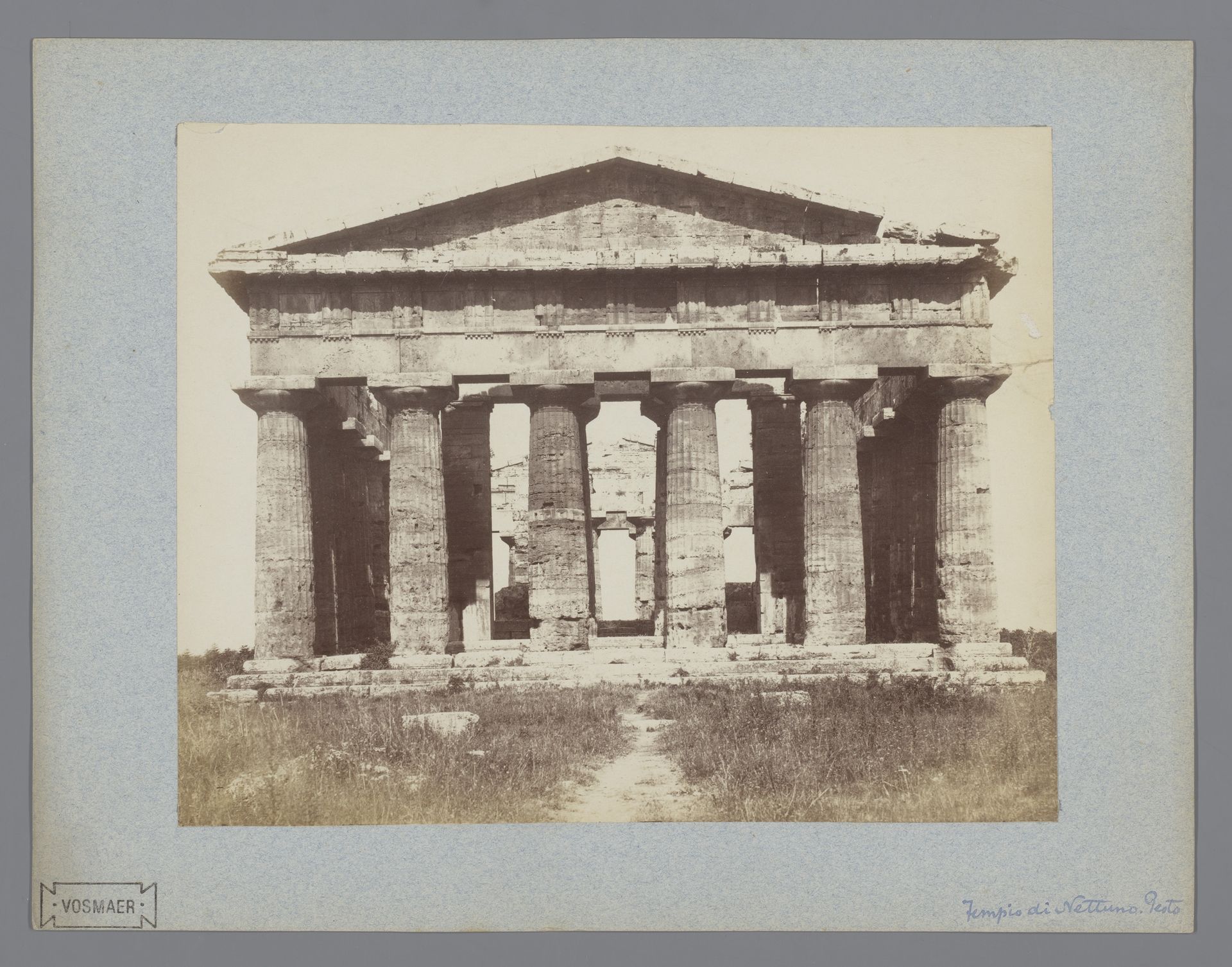 Frontaal zicht op de Tempel van Neptunus te Paestum, Italië by Giorgio Sommer