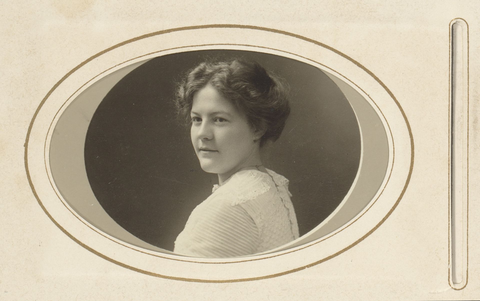 Portret van een jonge vrouw by Albert Eisele