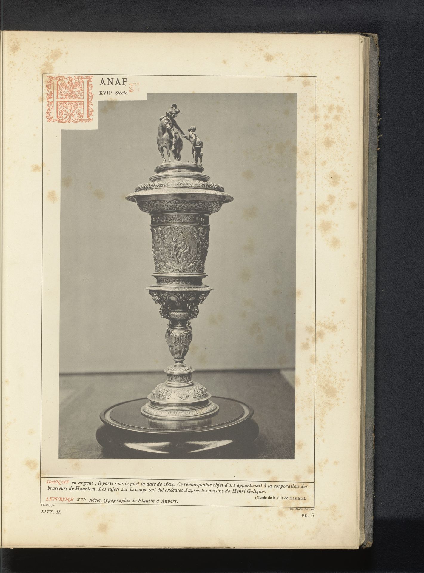 Zilveren kelk met deksel, met decoraties naar tekeningen van Hendrick Goltzius by Anonymous