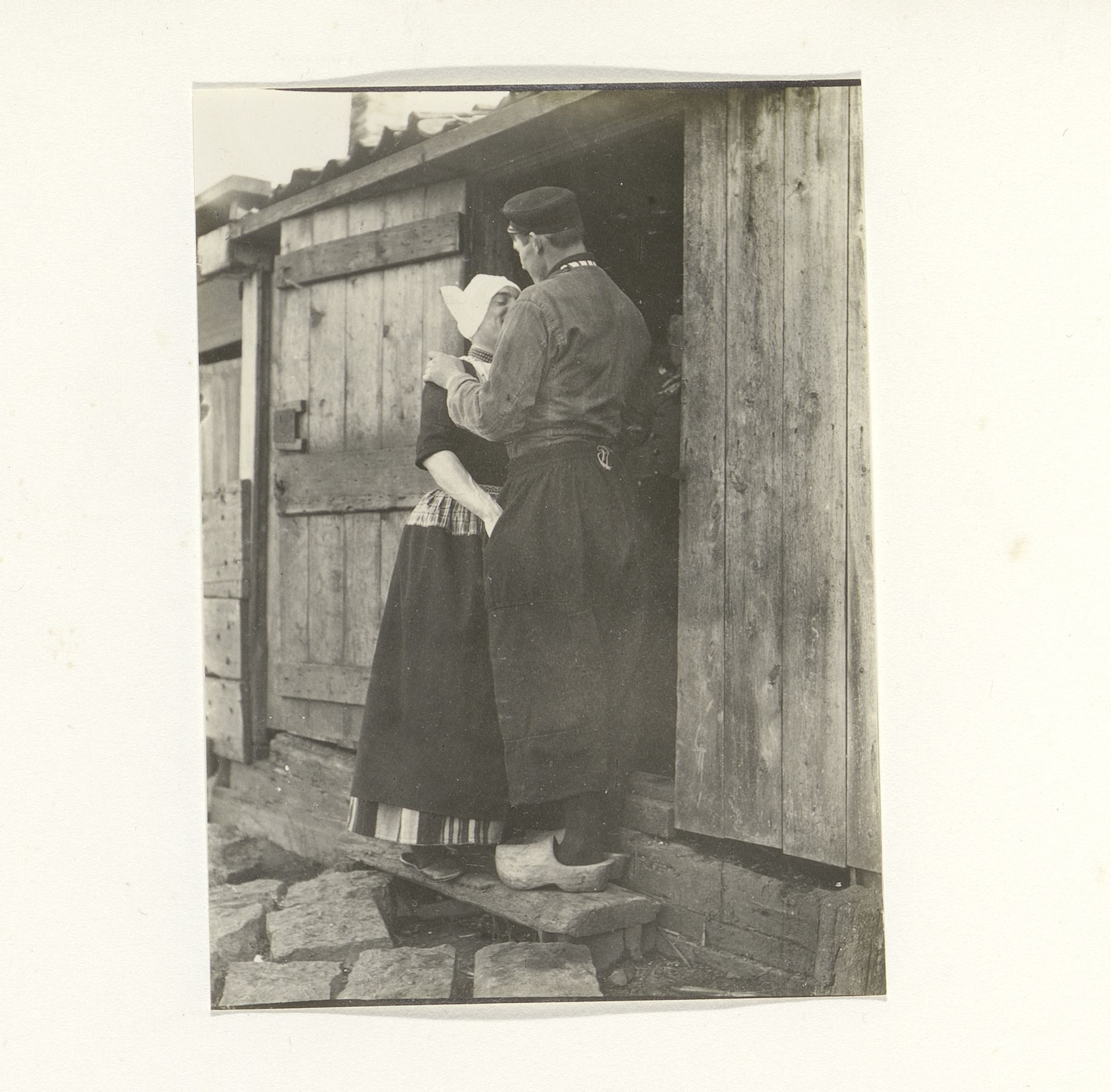 Twee mannen in klederdracht, onder wie één in vrouwenkleding by G. Hidderley