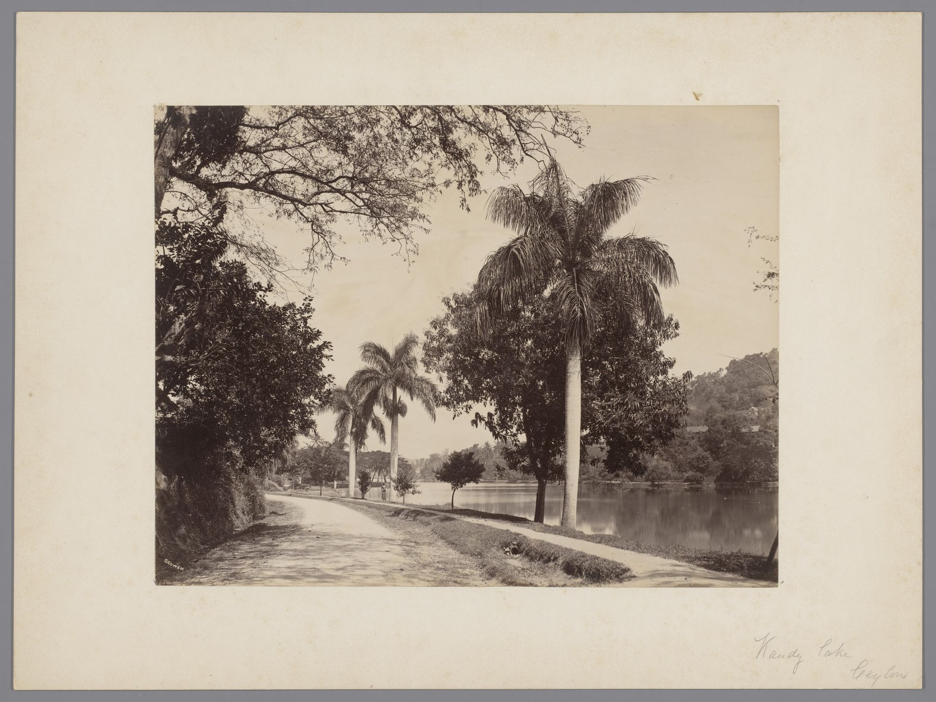 "Kandy Lake", Kandy, Ceylon (huidige Sri Lanka) by Charles T. Scowen
