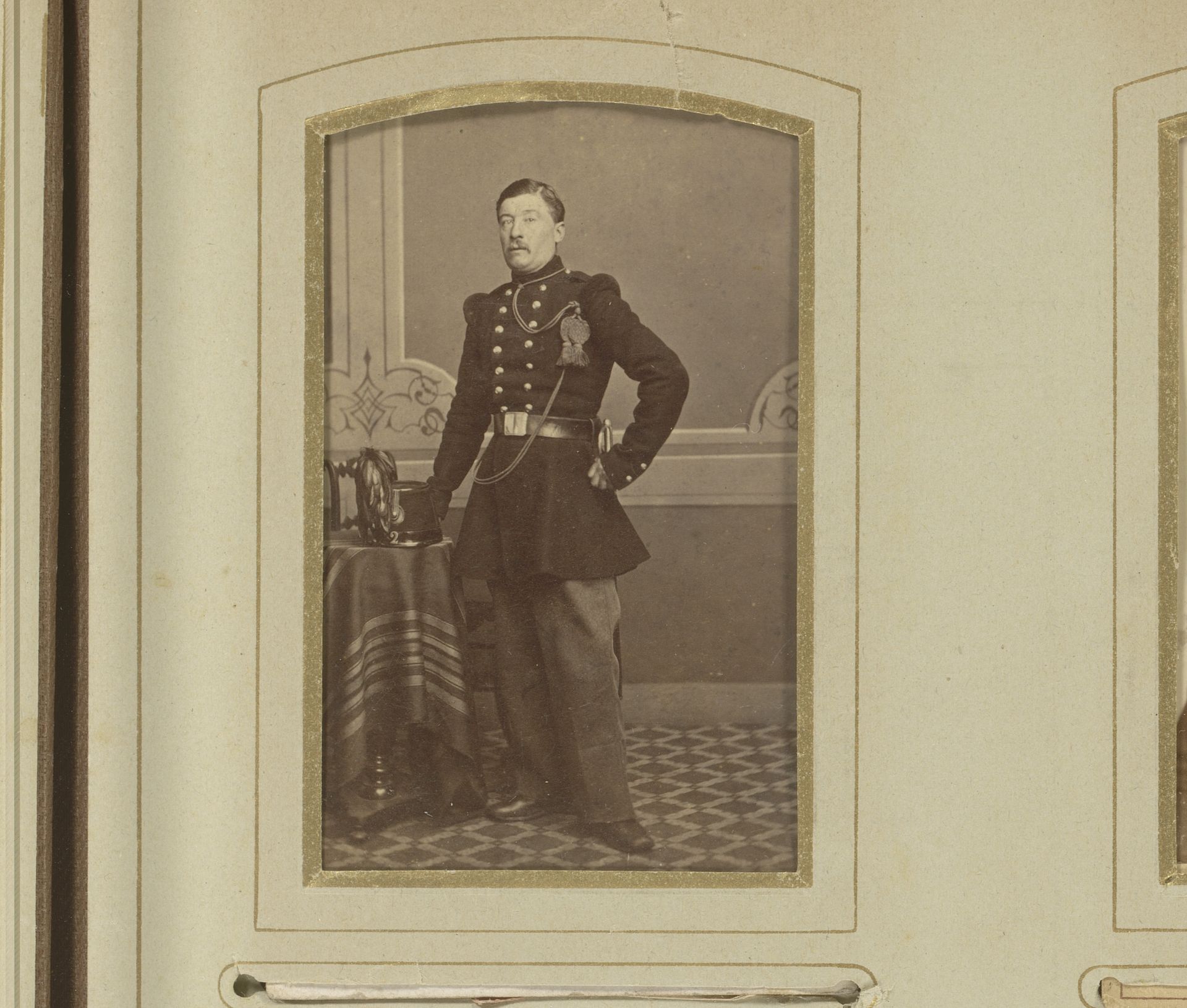 Portret van een staande man in militair uniform by Athanase Calphas