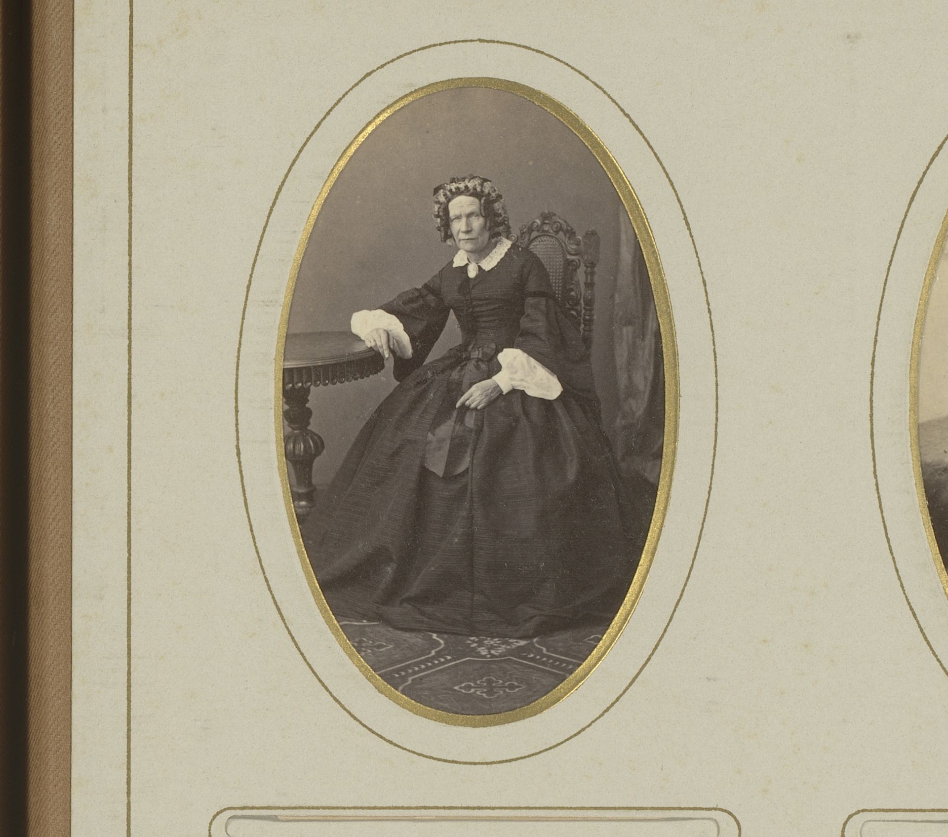 Portret van een vrouw, zittend aan een tafel by Palmer Descamps