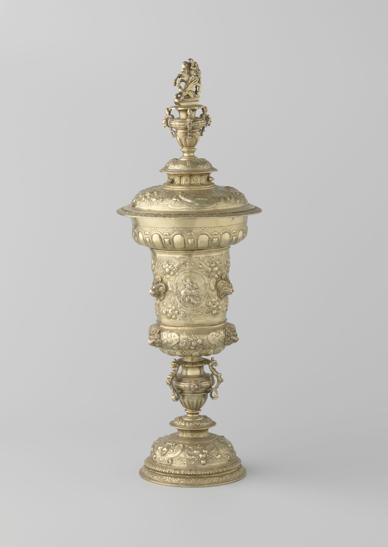 Galvanoplastische reproductie van het deksel van de beker van het St. Jorisgilde van Middelburg by Elkington & Co.