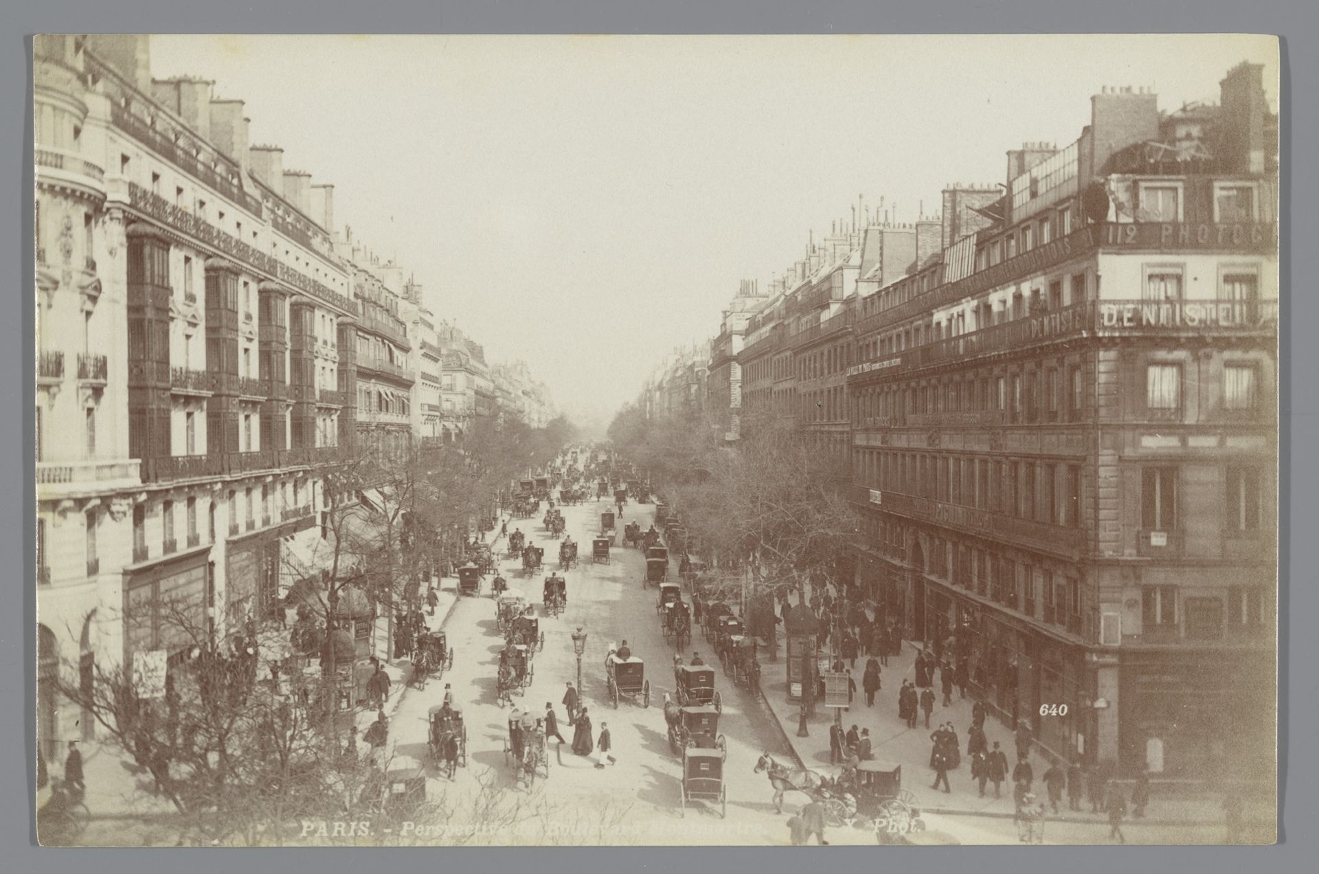 Gezicht op de Boulevard Montmartre, Parijs by X phot.