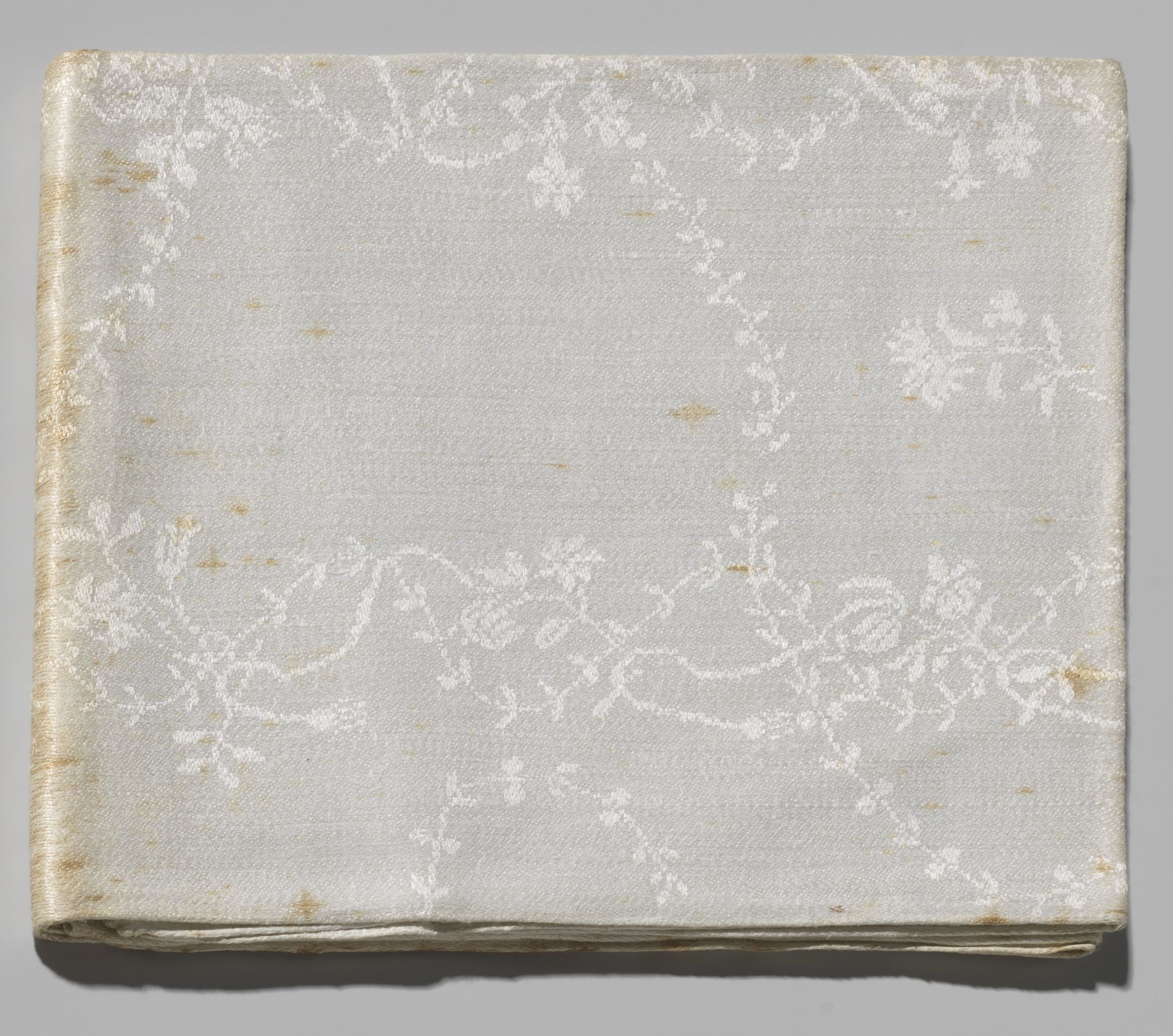 Servet met bloemen en slingers by Anonymous