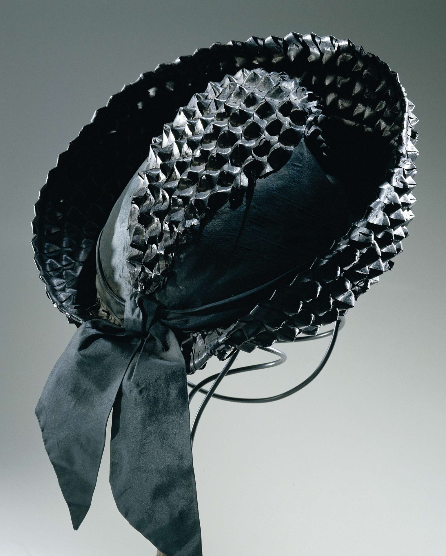 Hoed van gevlochten zwart raffia met platte bol en aan de voorkant opstaande rand, versierd met een lint zwart satijn by Jeanne Lanvin