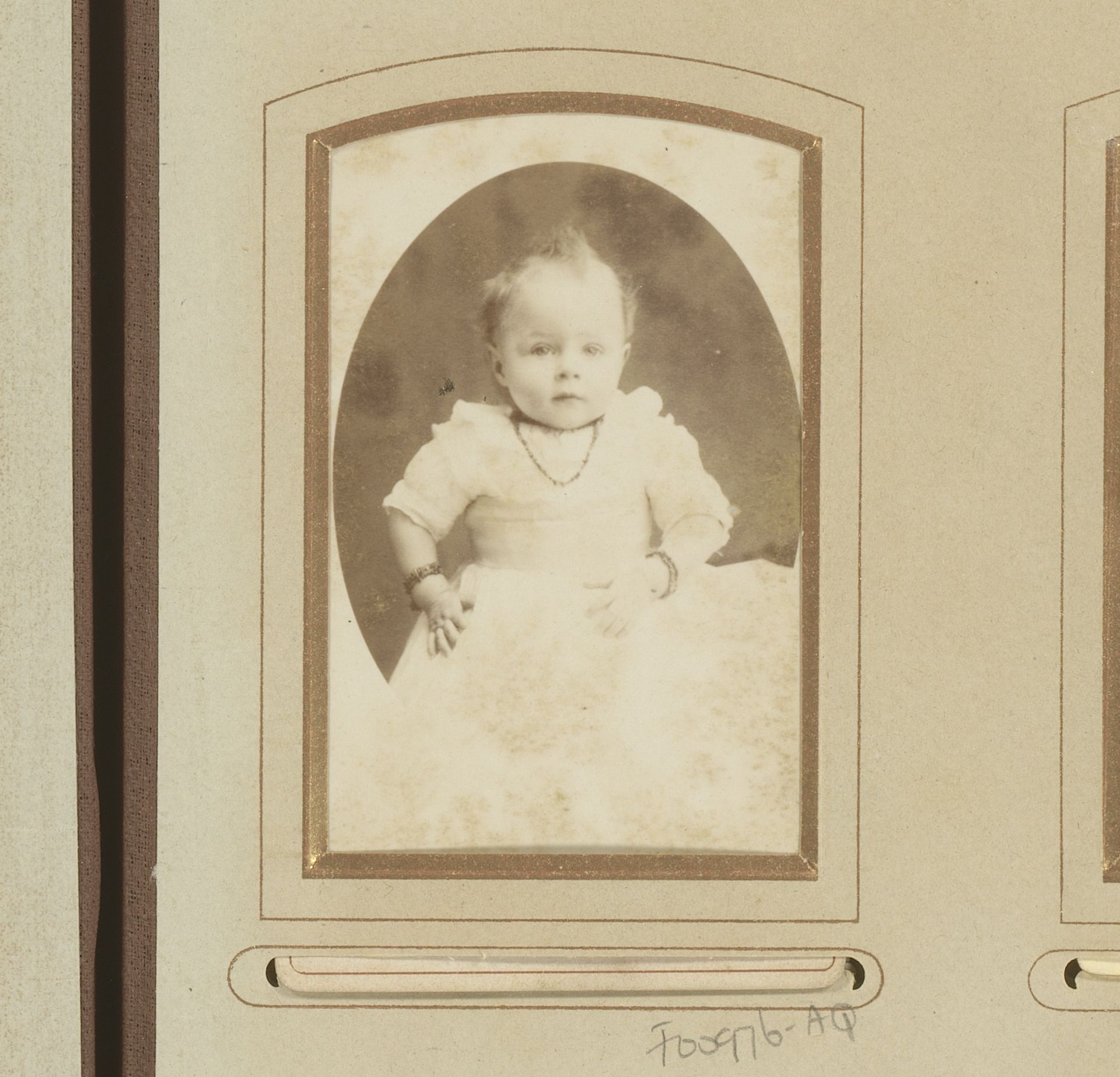 Portret van een baby met halsketting en armbanden by De Lavieter & Co.