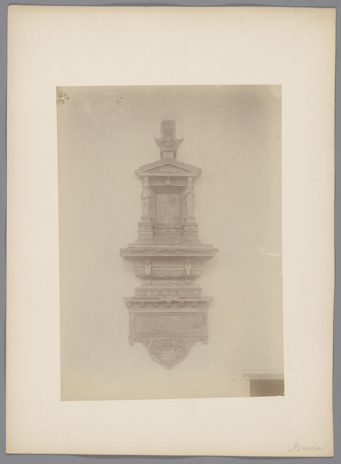 Epitaaf van Hulten in de Grote Kerk te Breda by anoniem (Monumentenzorg)