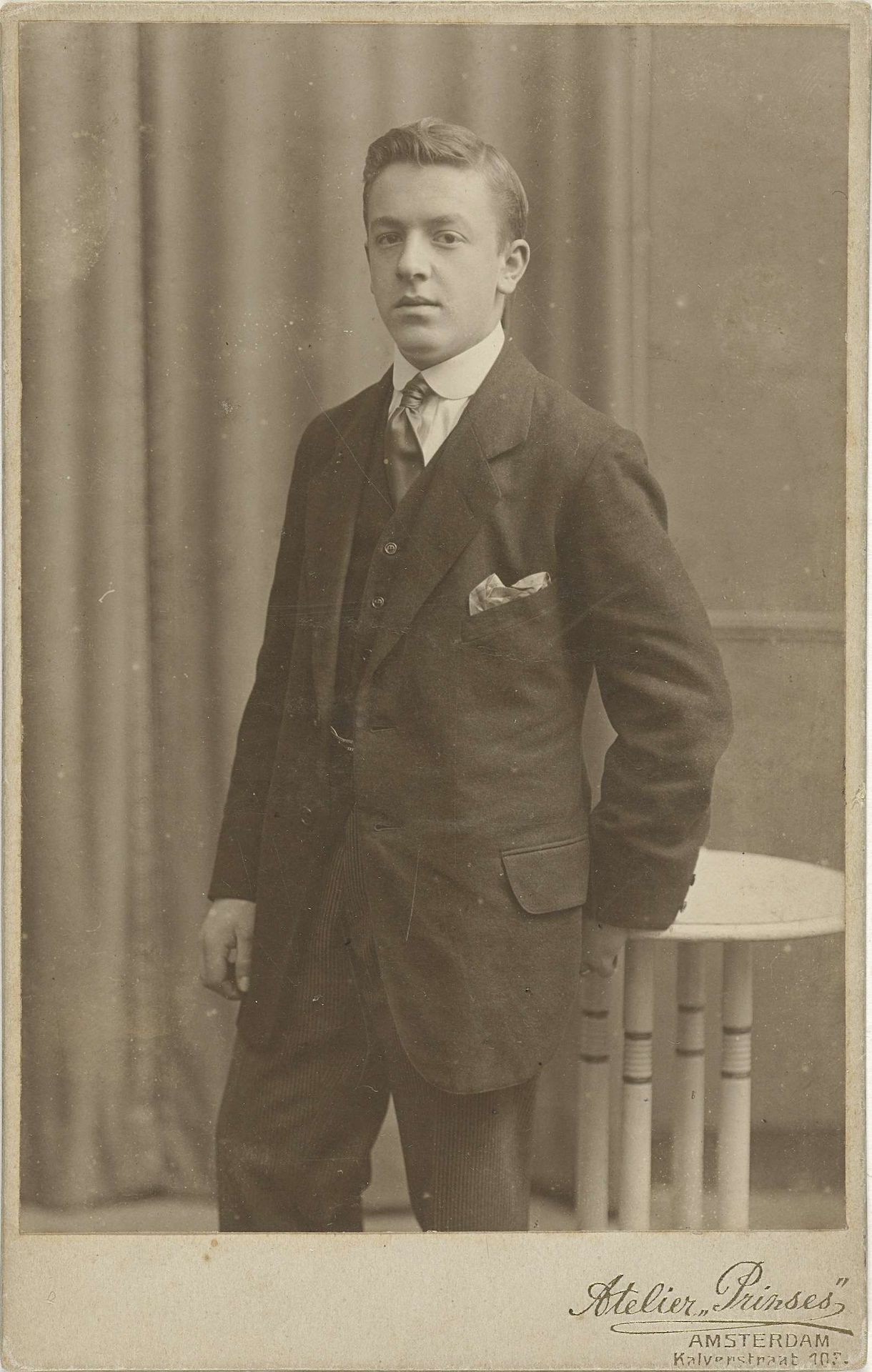 Studioportret van een jongeman staand by Atelier Prinses