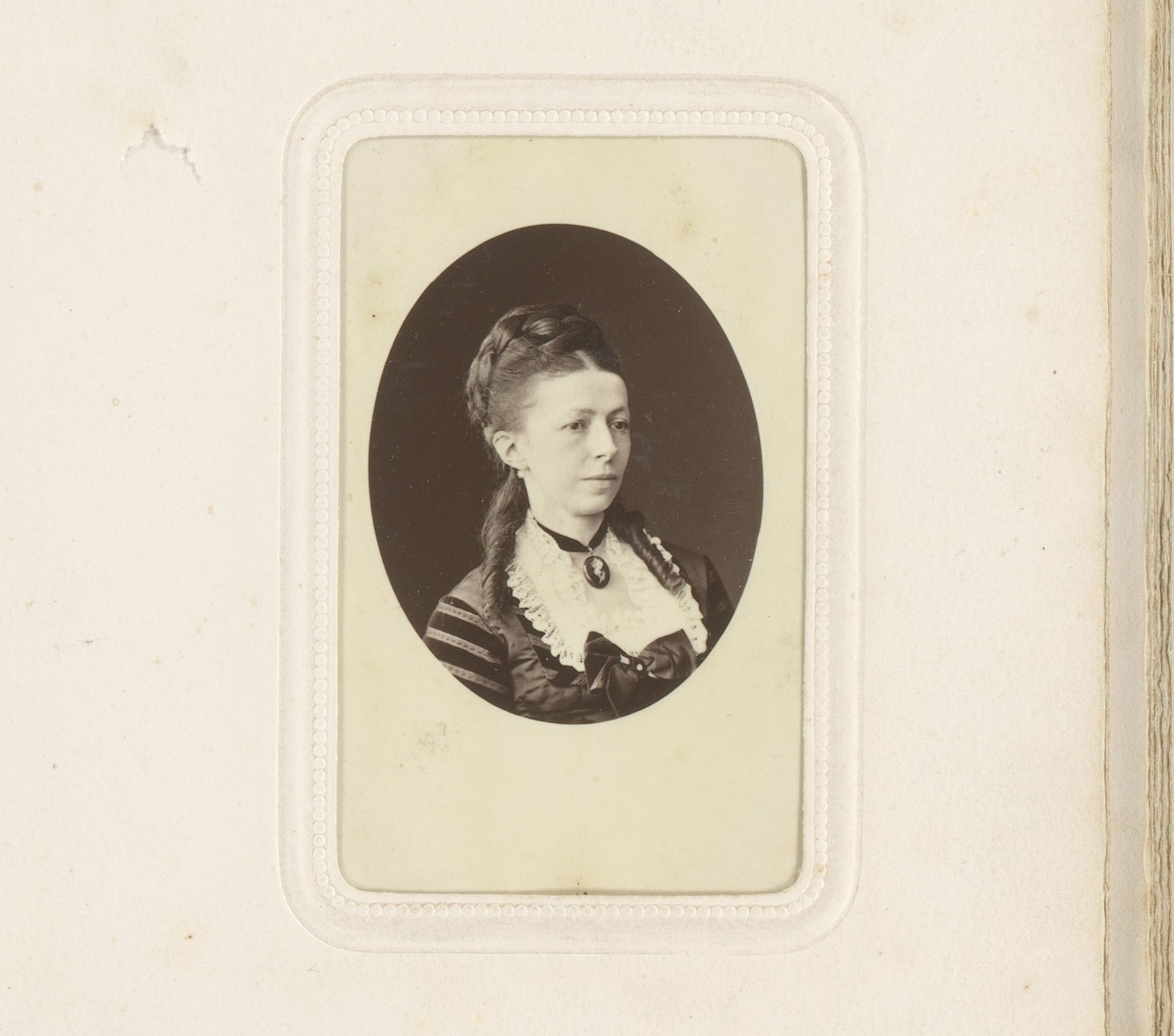 Portret van een vrouw met halsketting met medaillon by Walery
